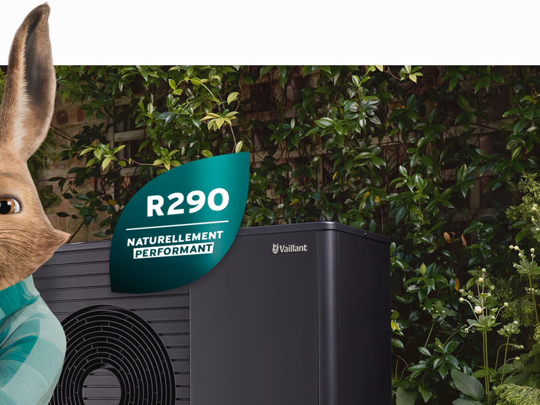 Vaillant hare med logoet for naturligt kølemiddel foran en aroTHERM plus varmepumpe