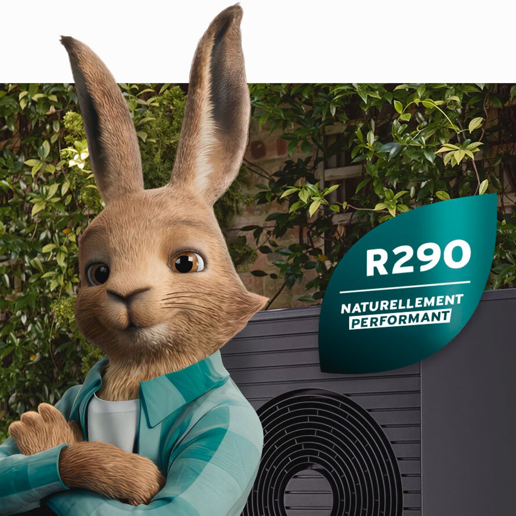 Vaillant hare med logo for naturligt kølemiddel foran en aroTHERM plus varmepumpe