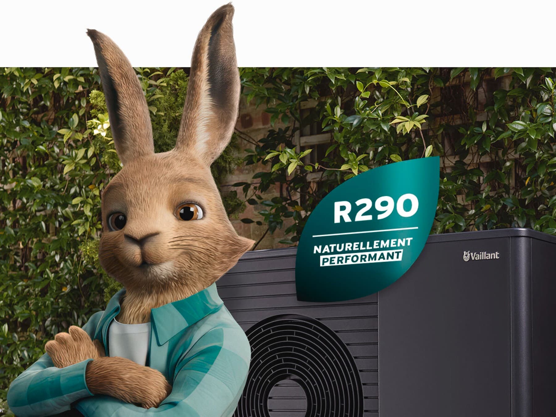 Vaillant hare med logo for naturligt kølemiddel foran en aroTHERM plus varmepumpe