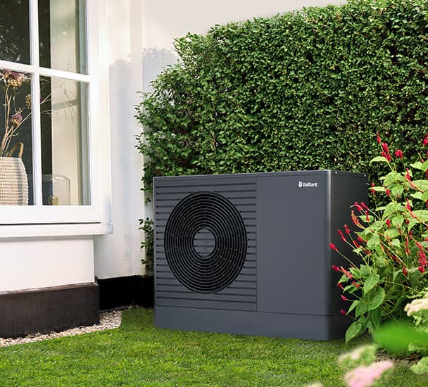 aroTHERM plus i forhaven ved et hus