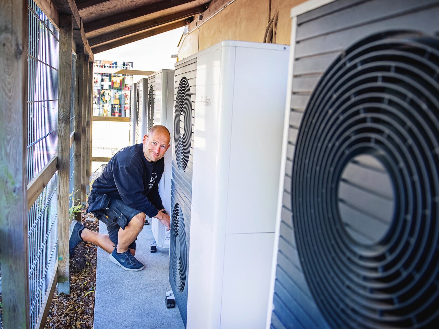 Teknikere foran en Vaillant varmepumpe