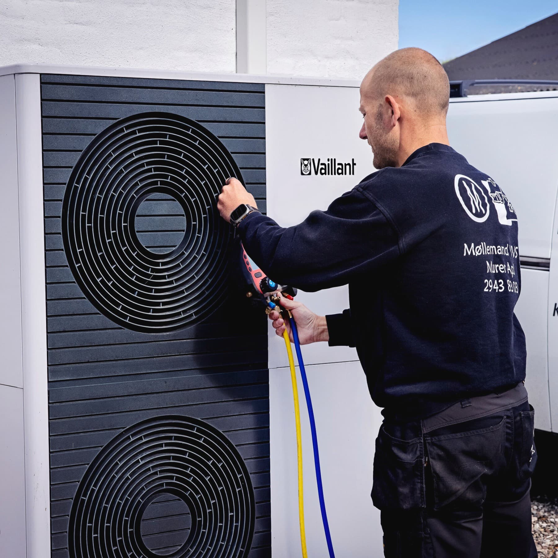 Installatøren måler elektriciteten i en varmepumpe