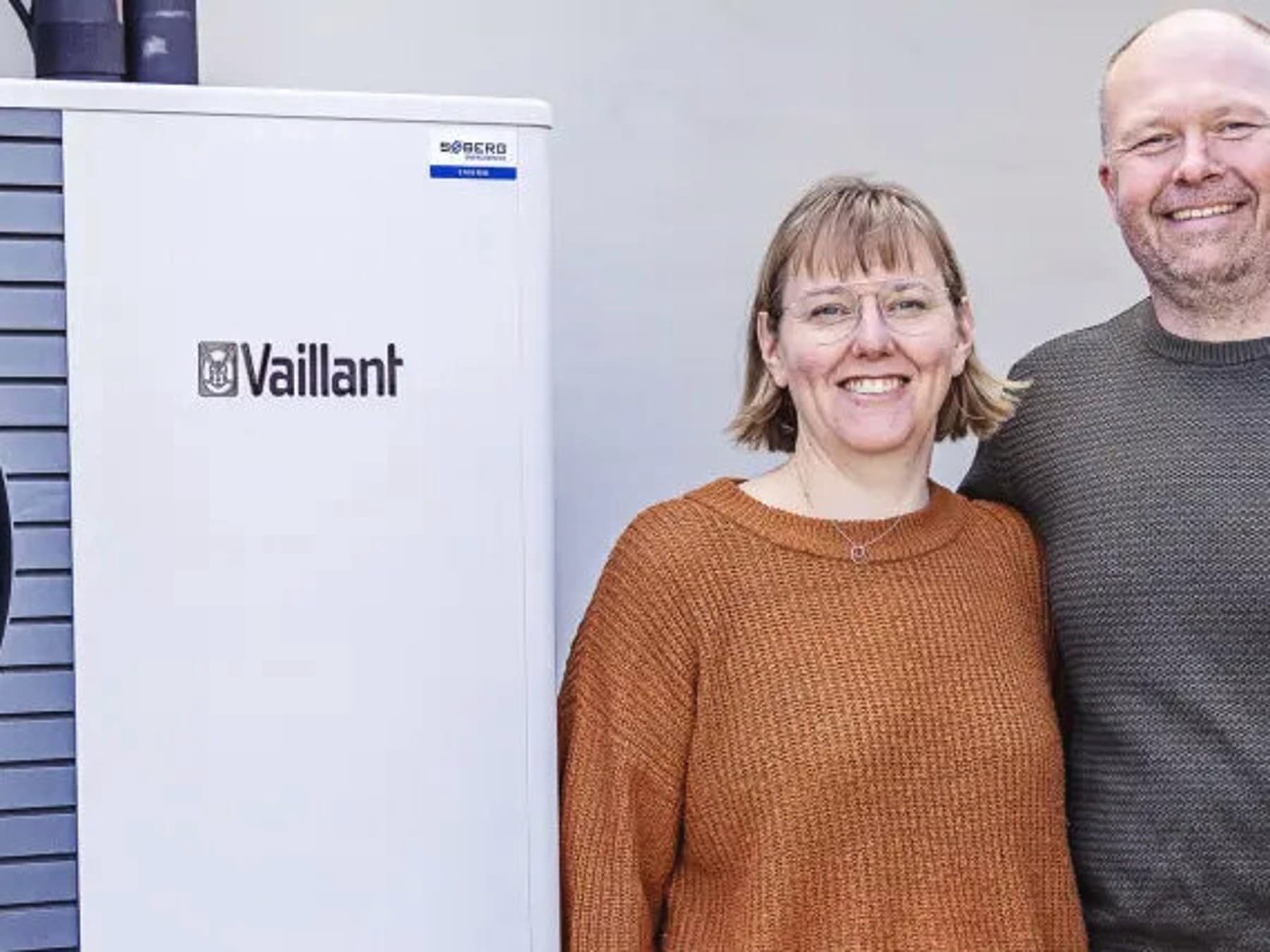 Par står ved siden af Vaillant varmepumpe