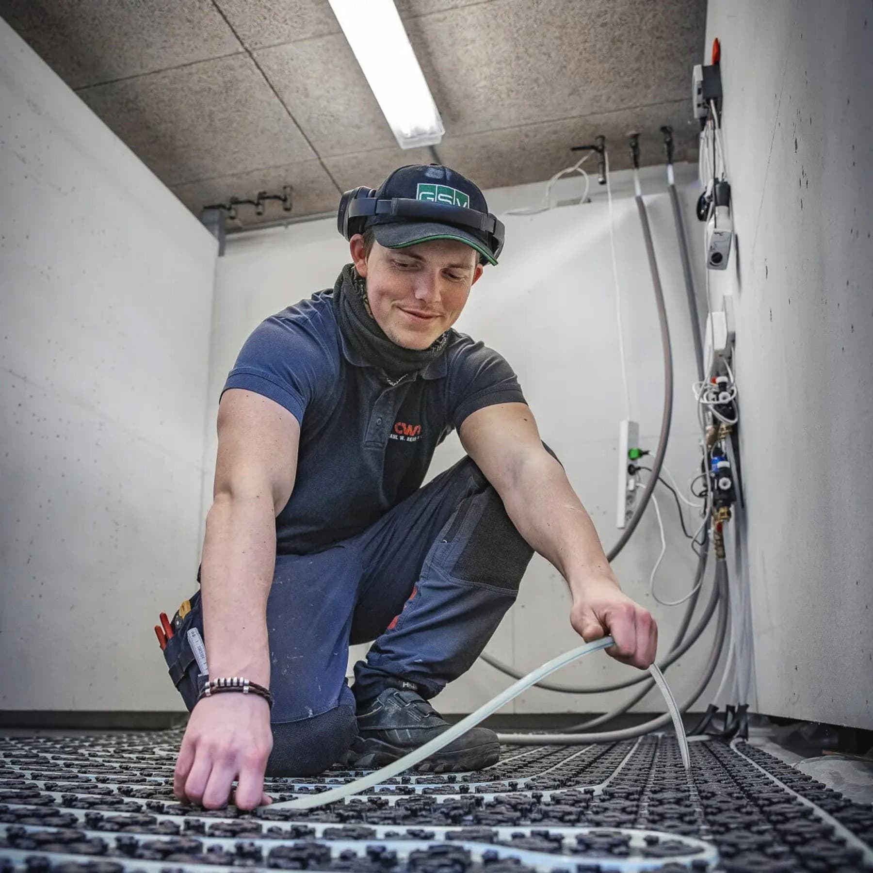 Elev lægger gulvvarme til DM i skills