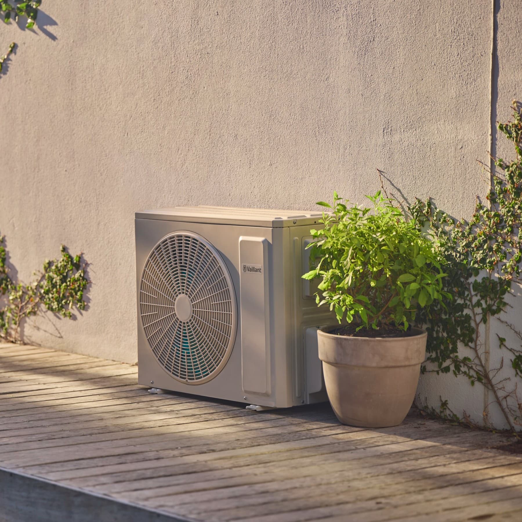 Vaillant luft til luft varmepumpe stående uden for en husmur.