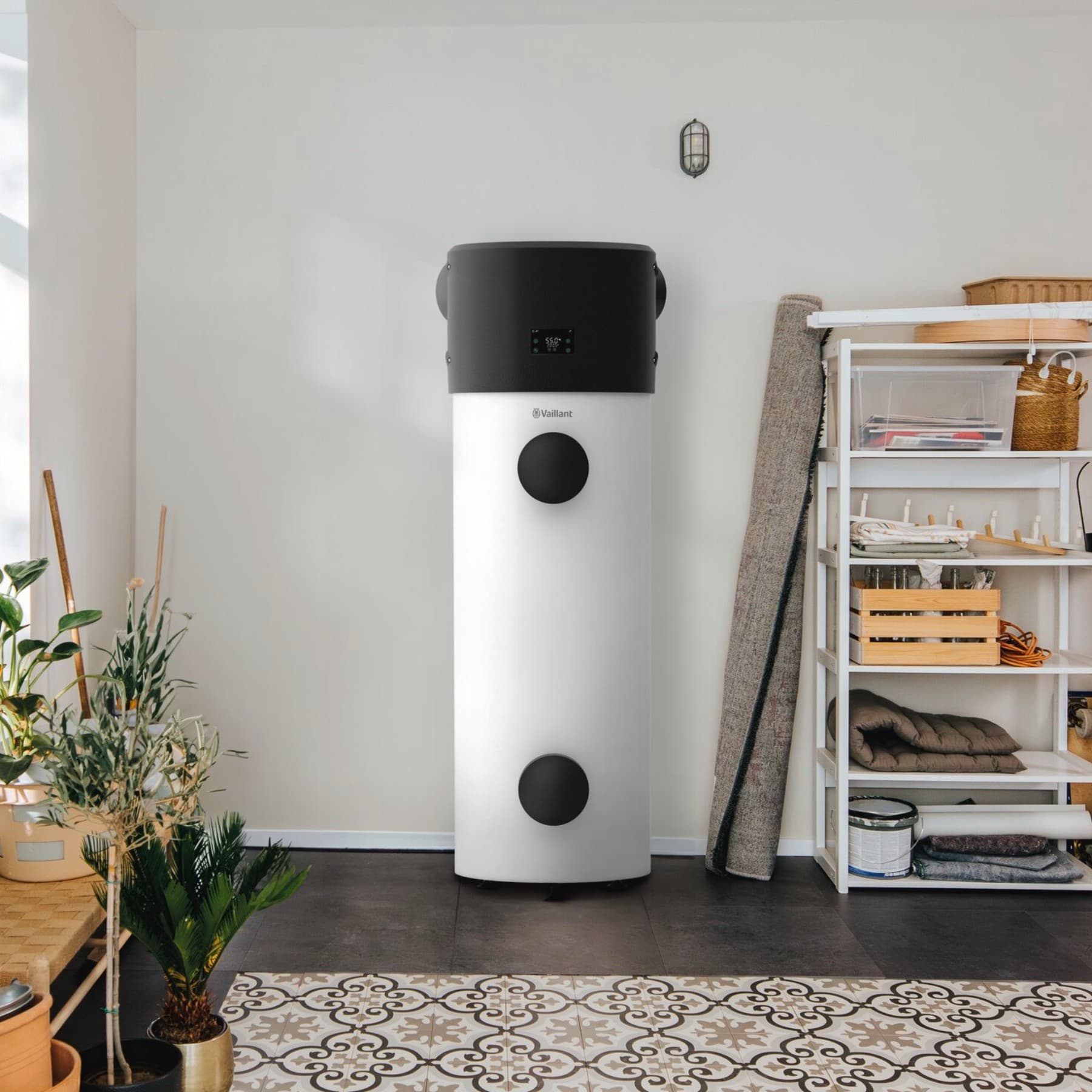 Cylinder i bryggerset ved siden af en hylde