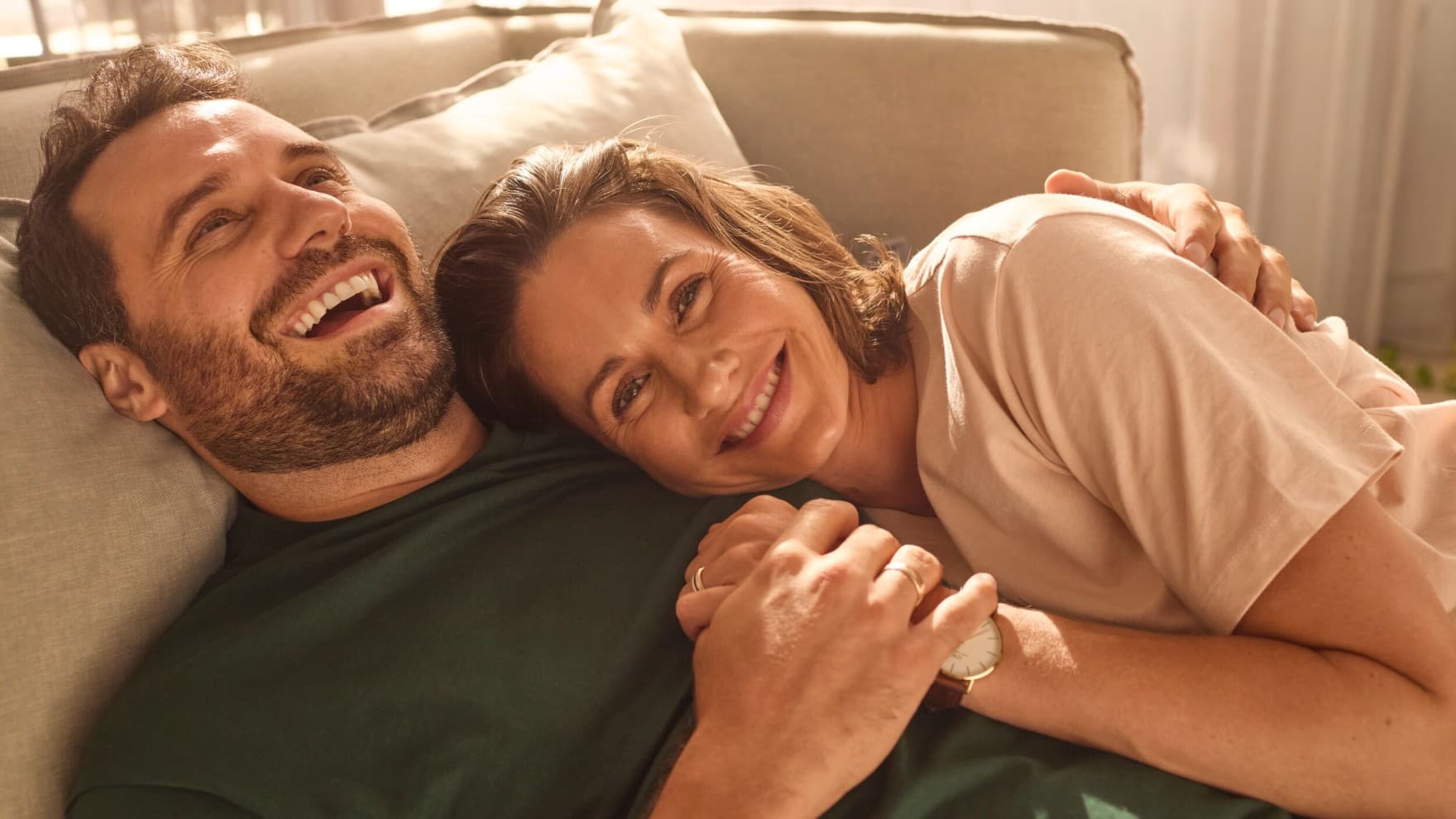 Par liggende i sengen