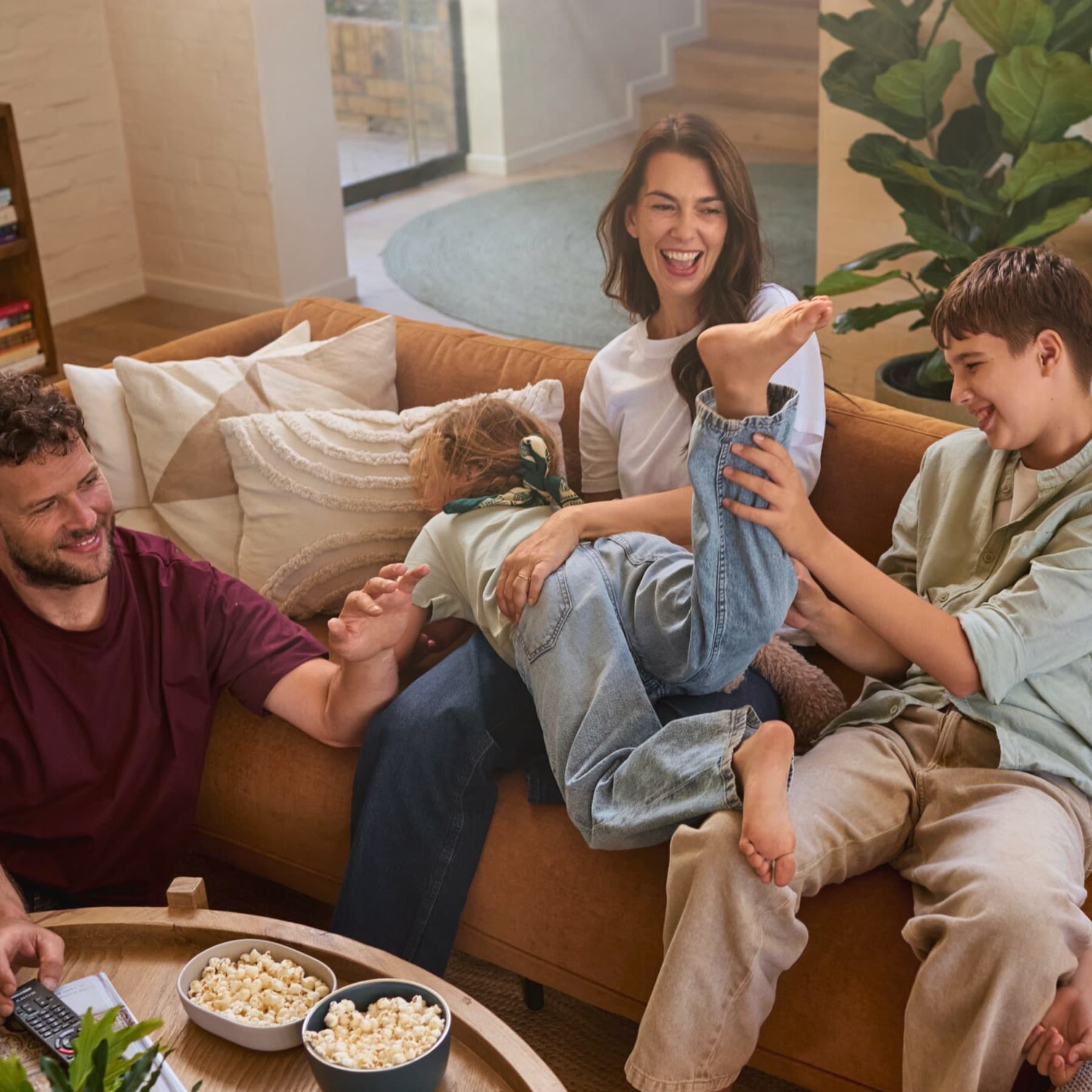 Familien leger på sofaen