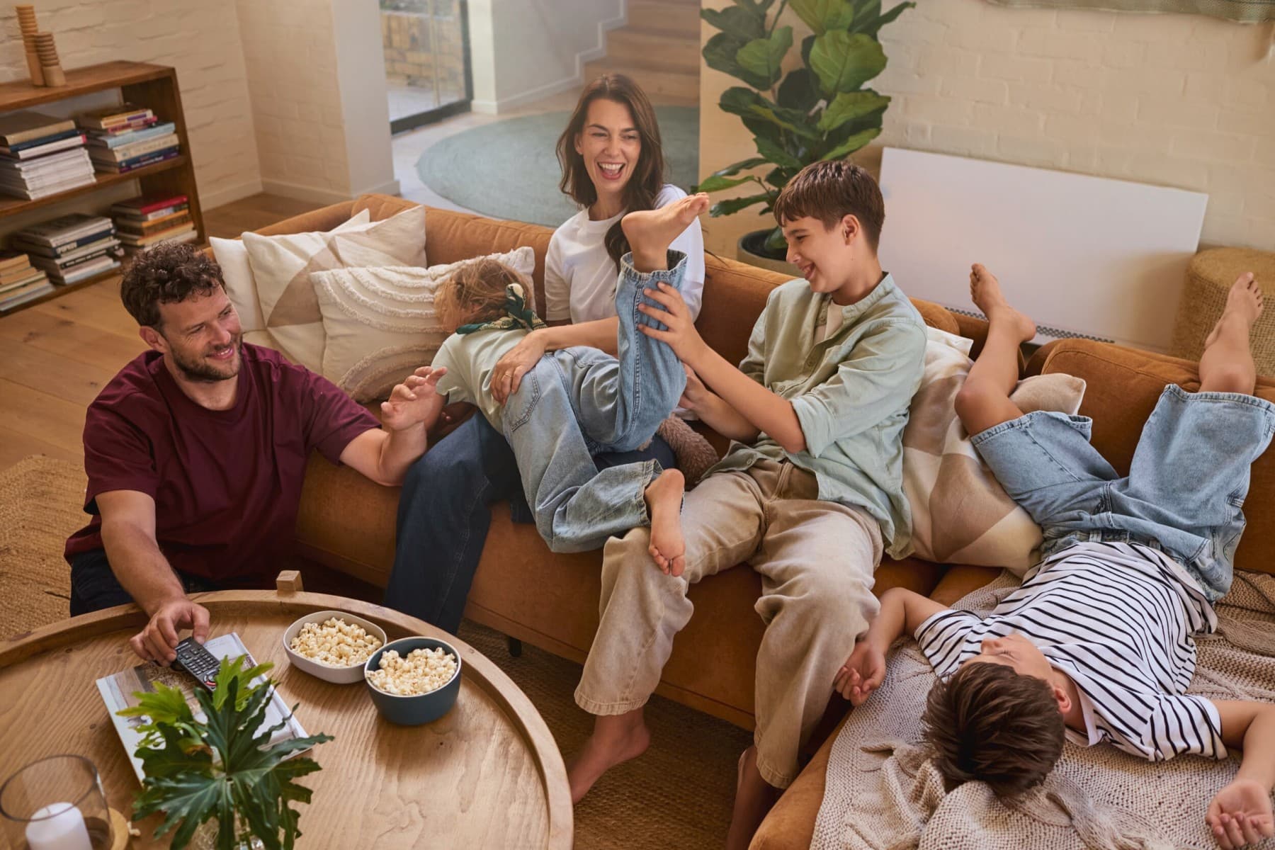 Familie leger på sofaen