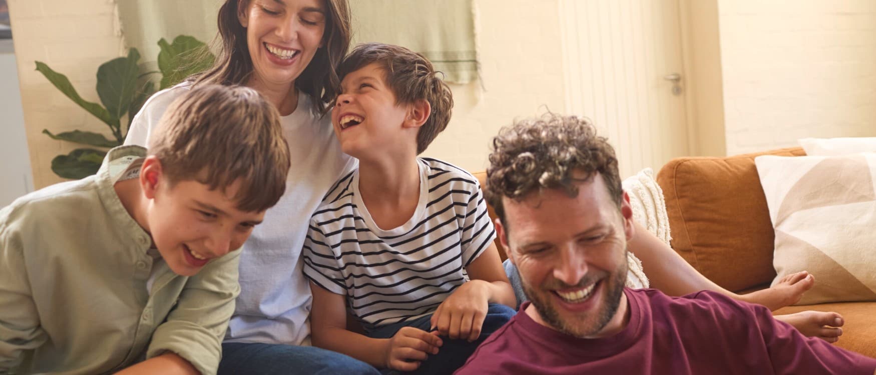 Familie ser glade ud