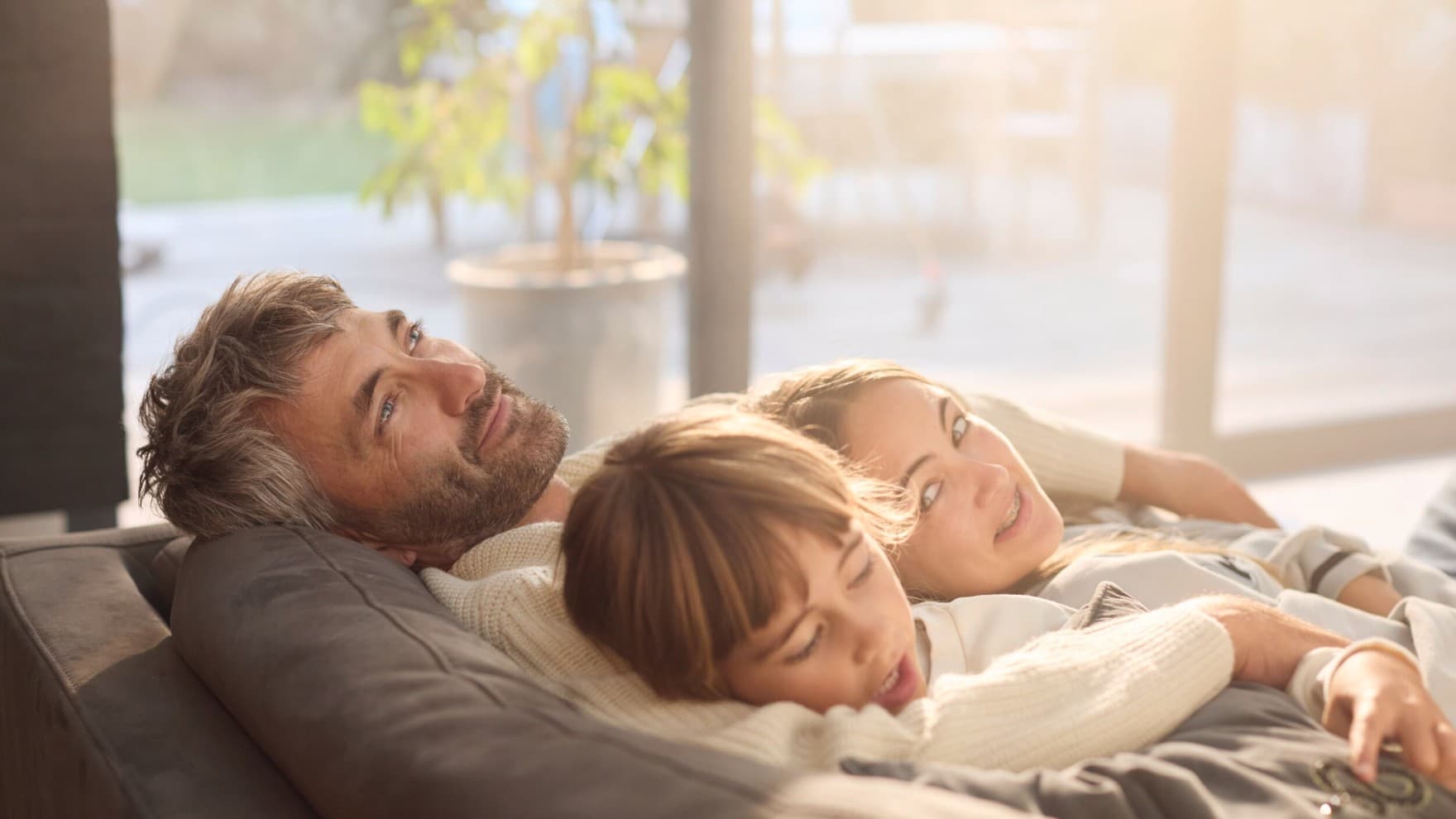 Familie liggende på sofaen