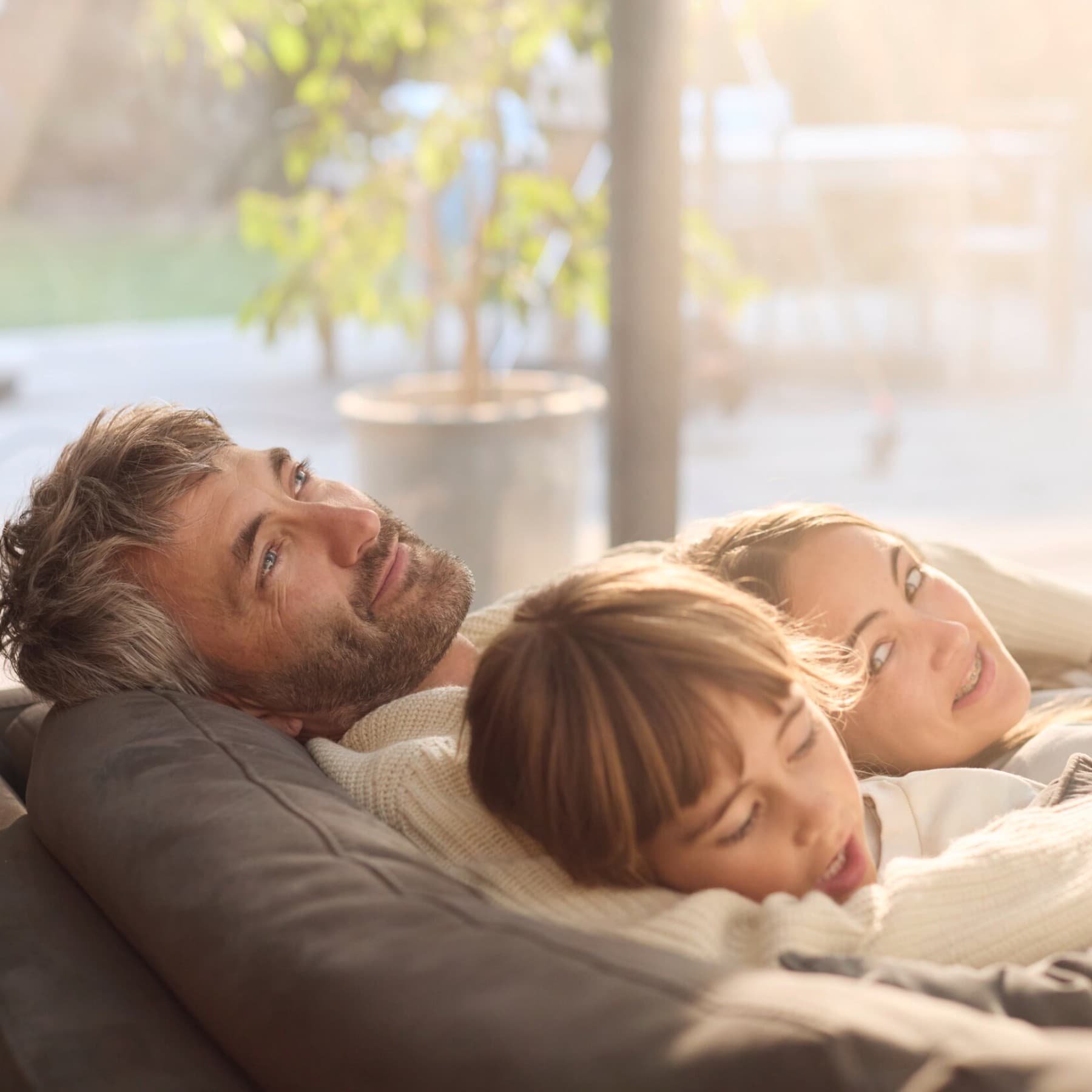 Familie slapper af på en sofa