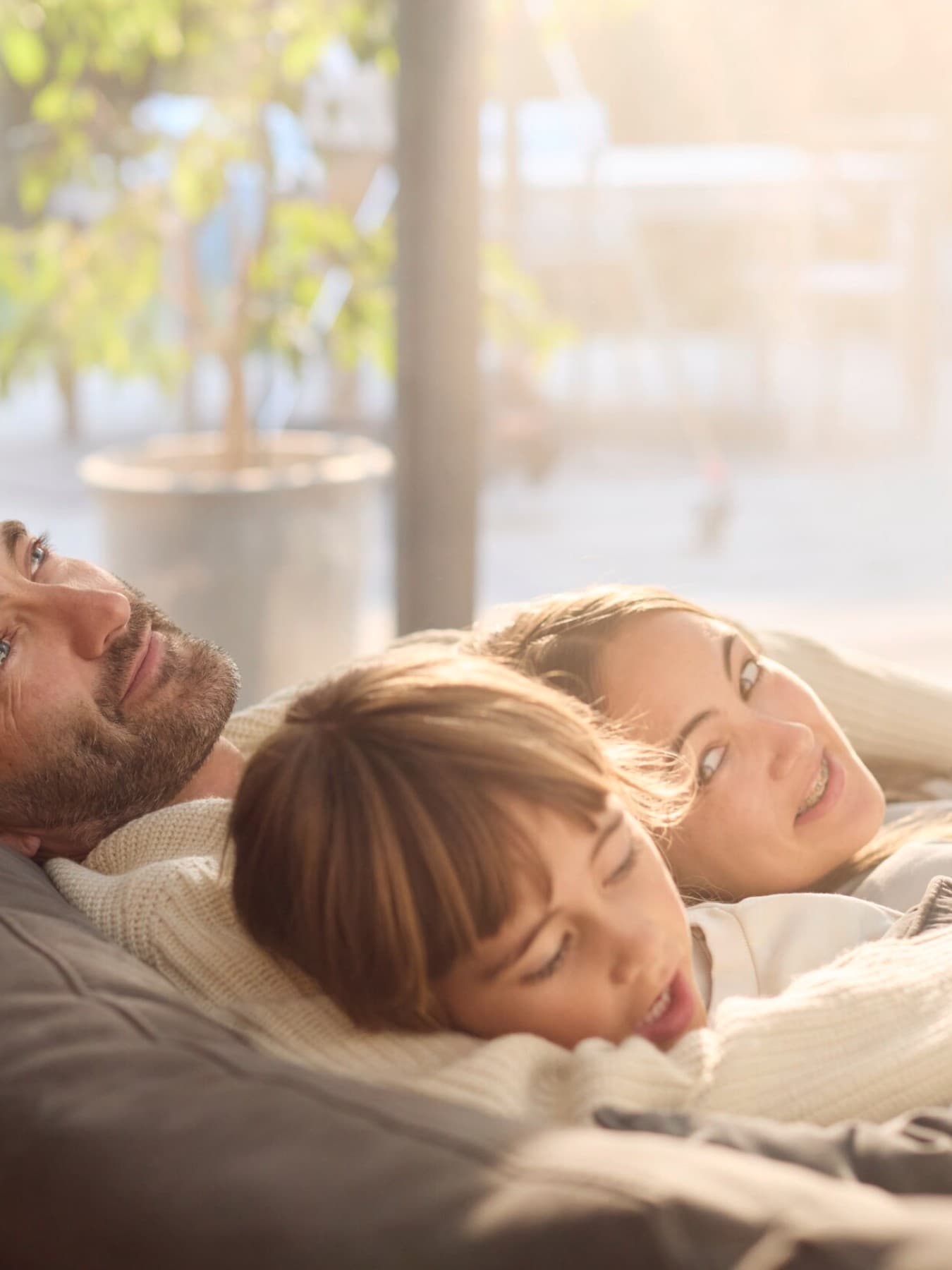 Familie liggende på sofaen