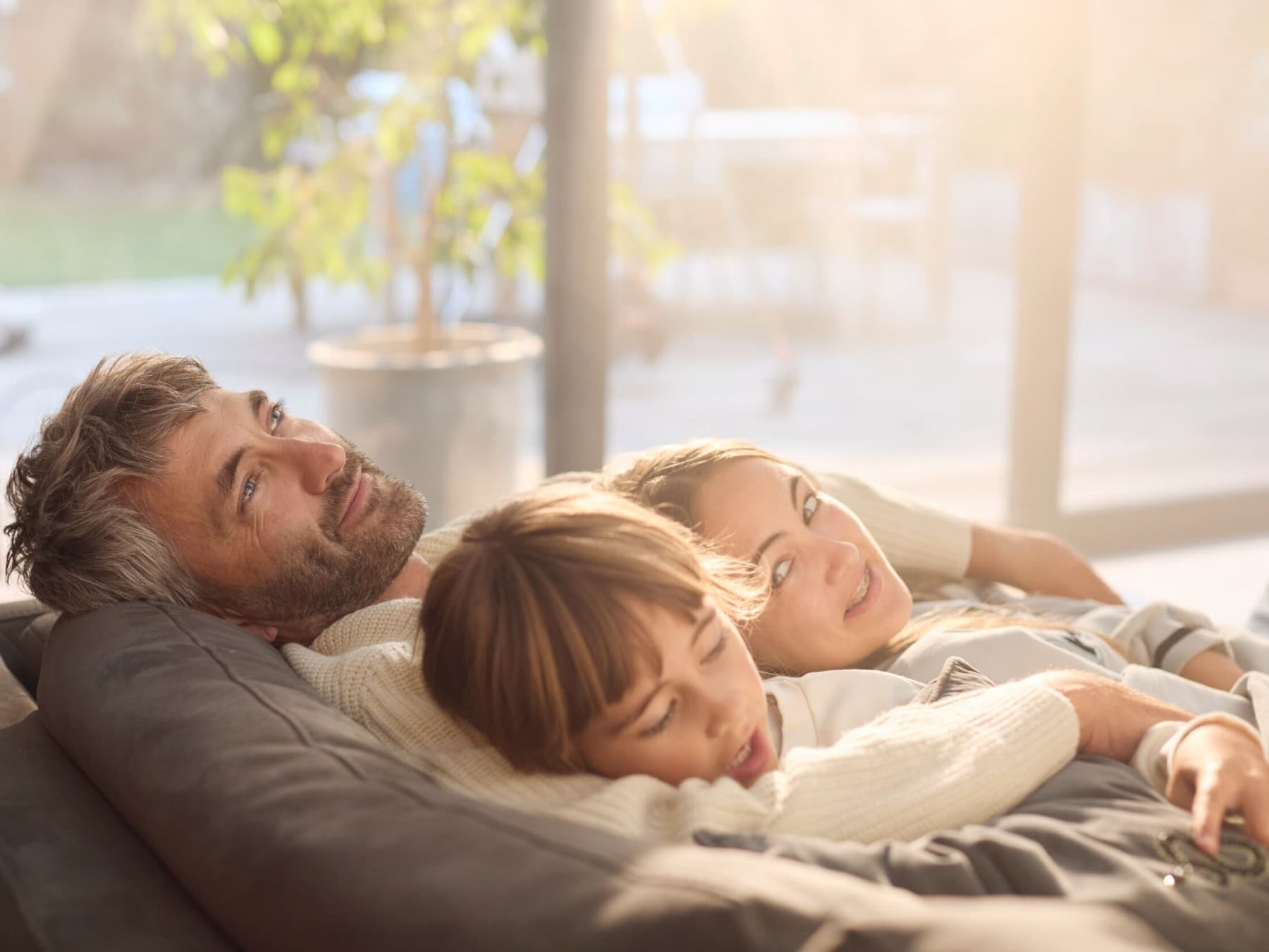 Familie slapper af sammen på en sofa