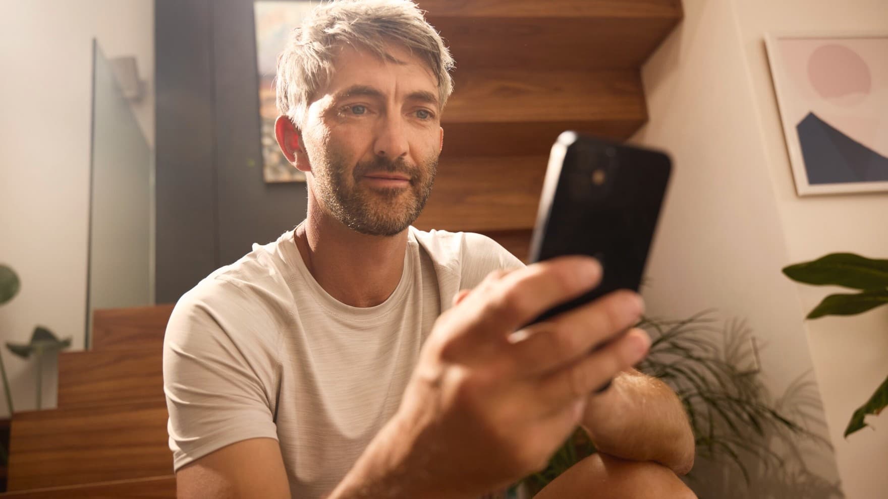 Mand styrer sit varmesystem via en app