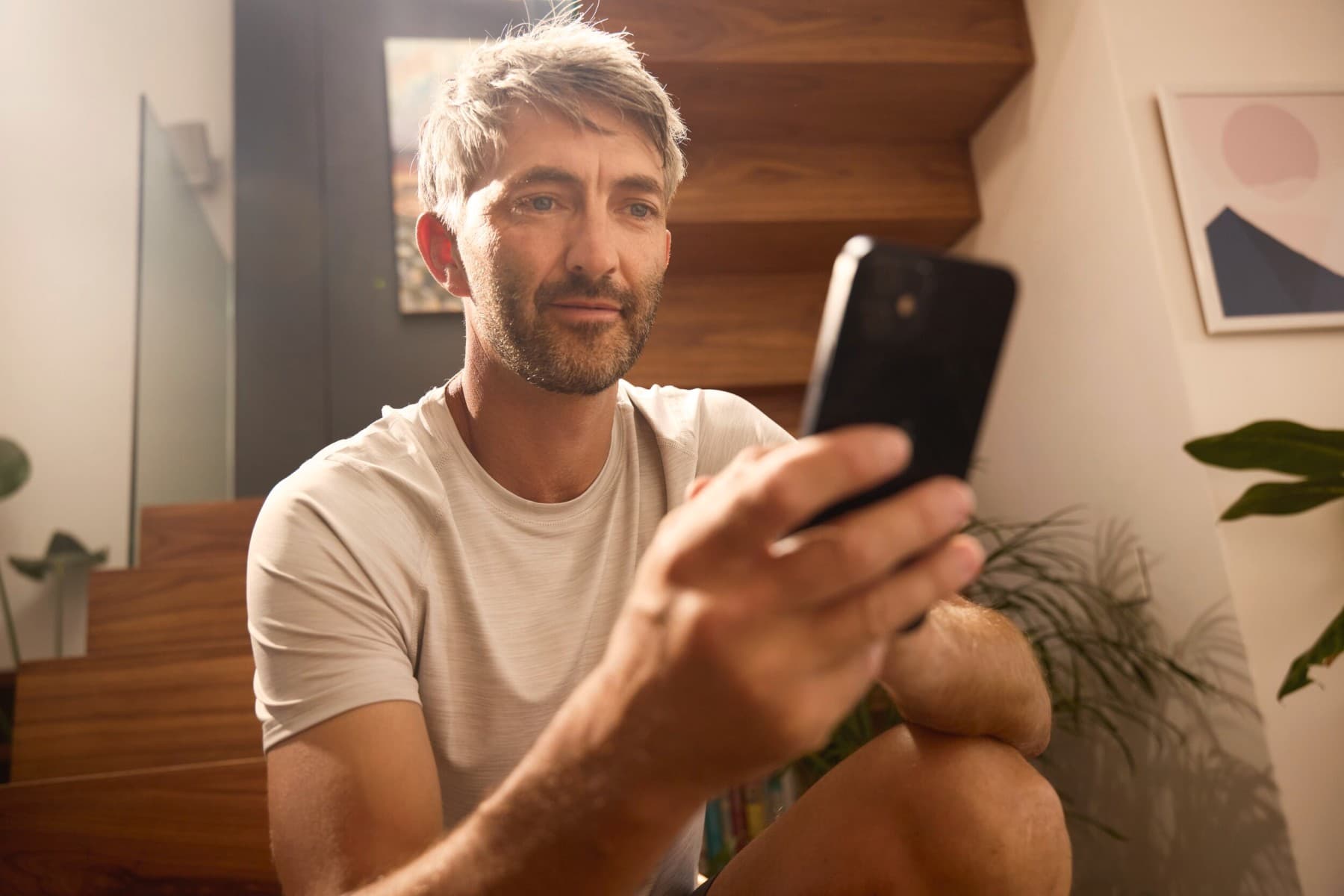Mand bruger sin mobiltelefon