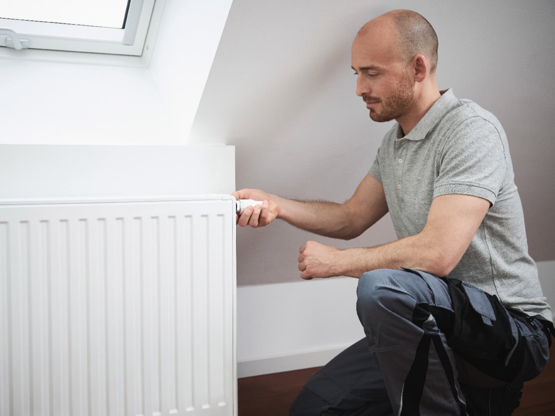 Mand tænder radiator