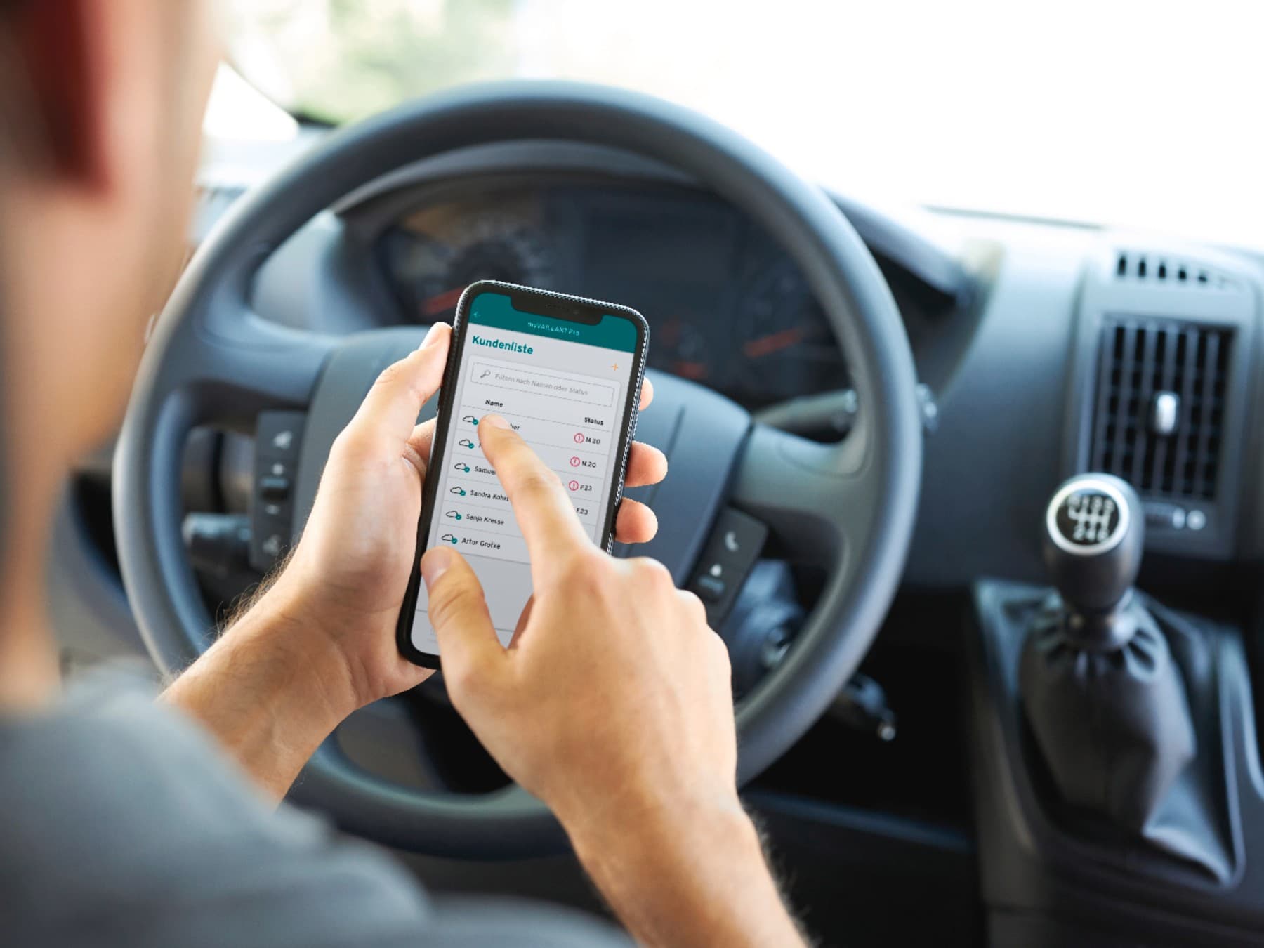 Person kigger på din mobil