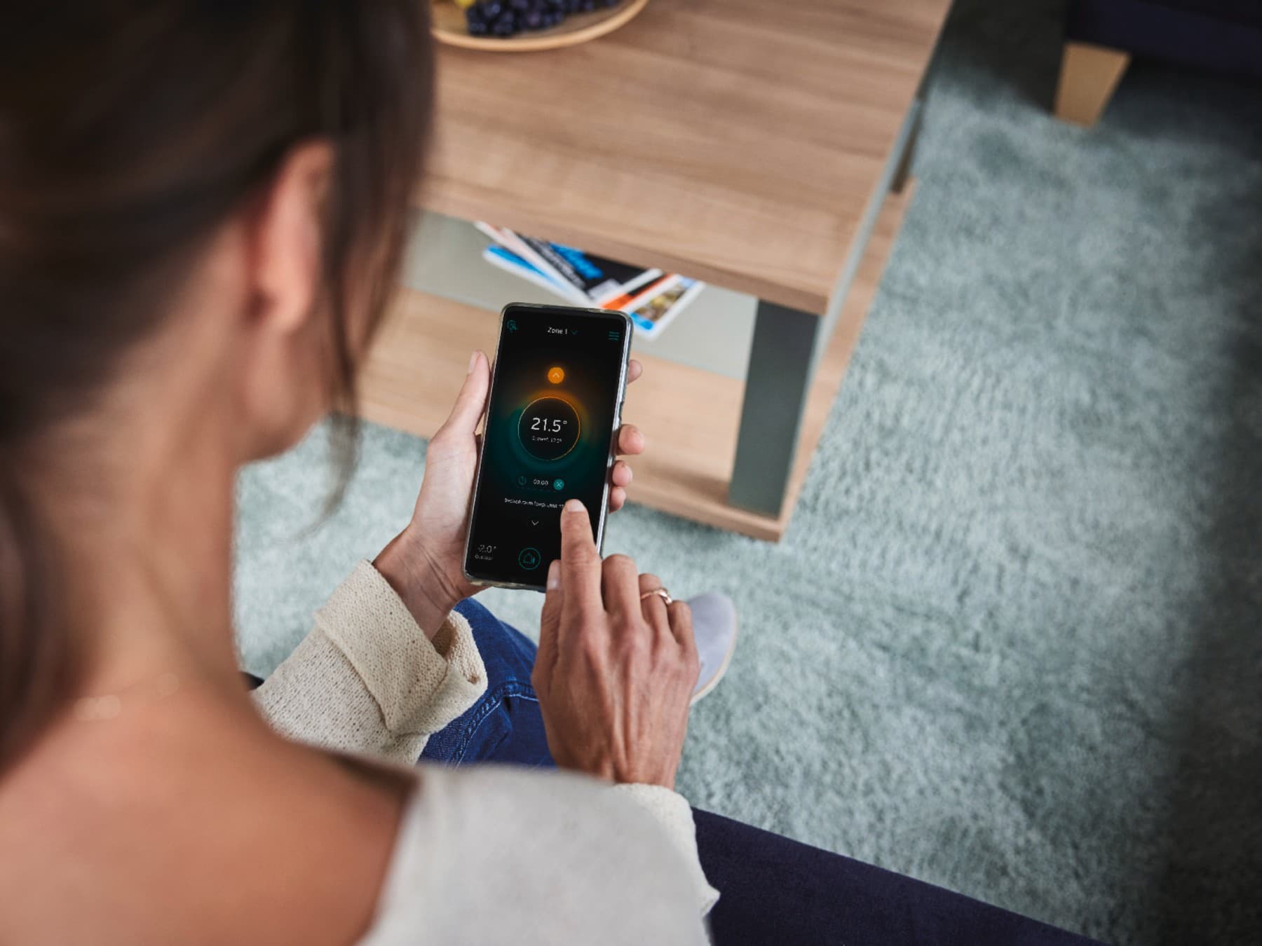 En kvinde, der indstiller sit smart system på sin telefon.