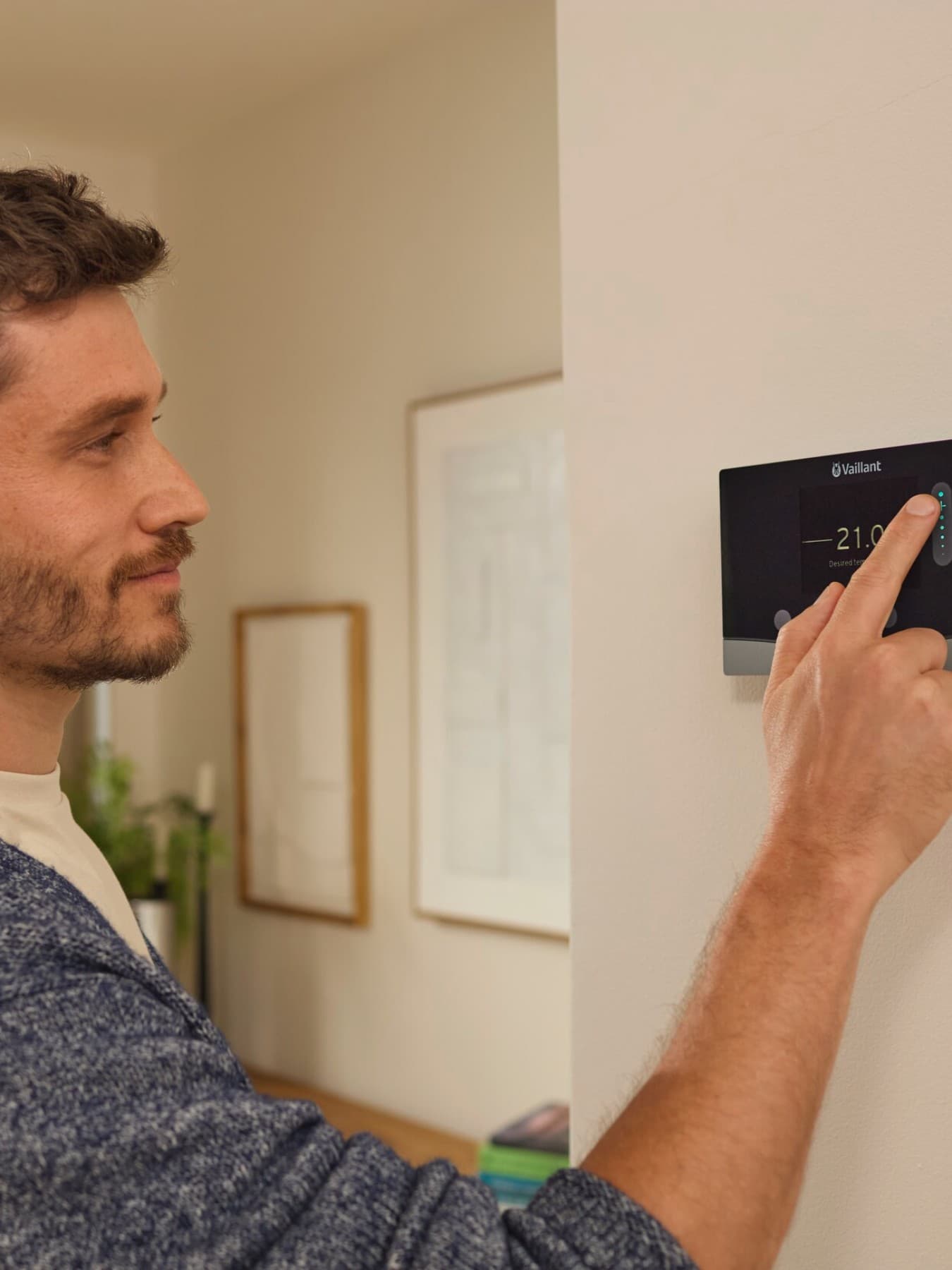 Mand indstiller varmekontrol