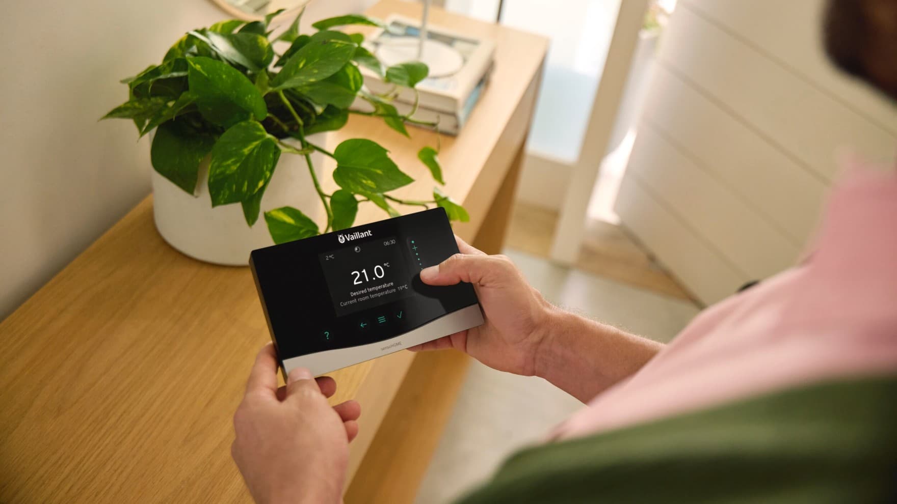Mand med en Vaillant-kontrolenhed i hånden