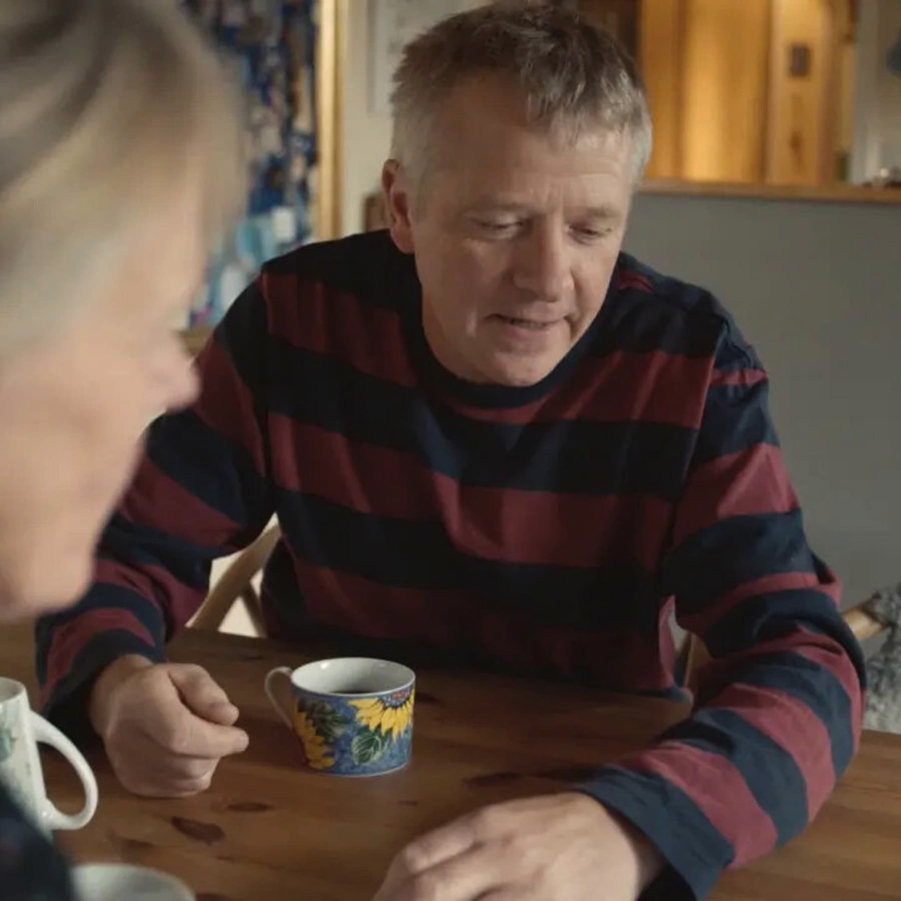 Familien Ernshof sidder ved køkkenbordet og diskutere