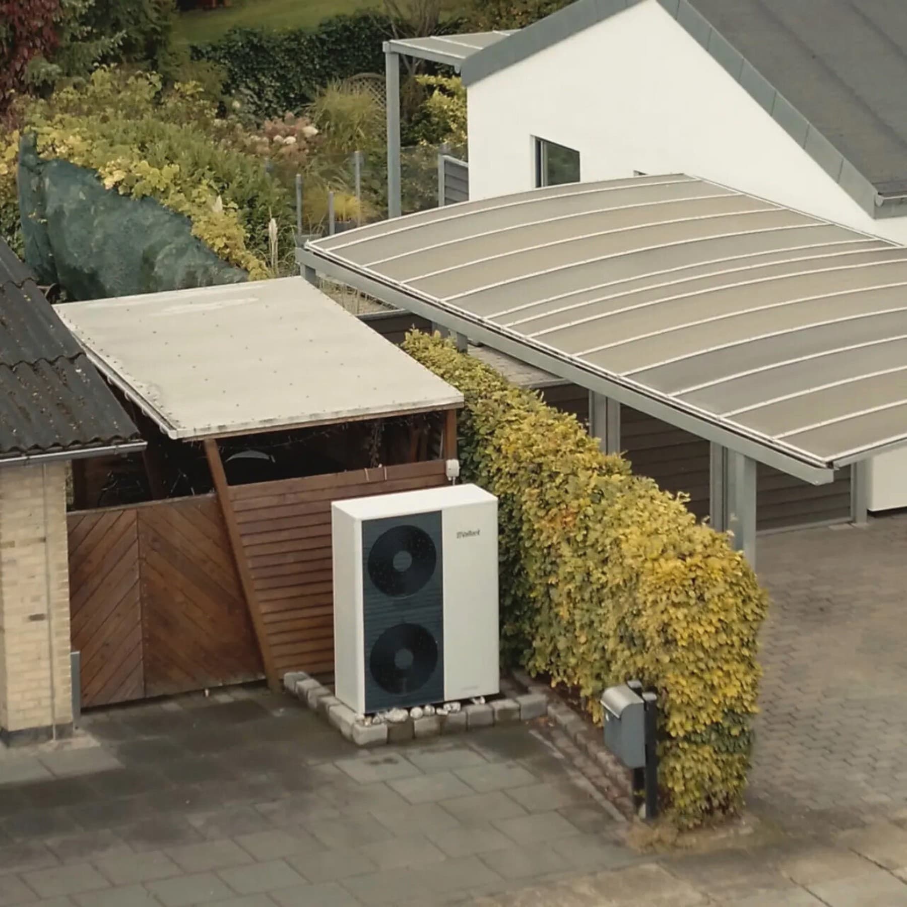 En Vaillant varmepumpe står foran et rækkehus