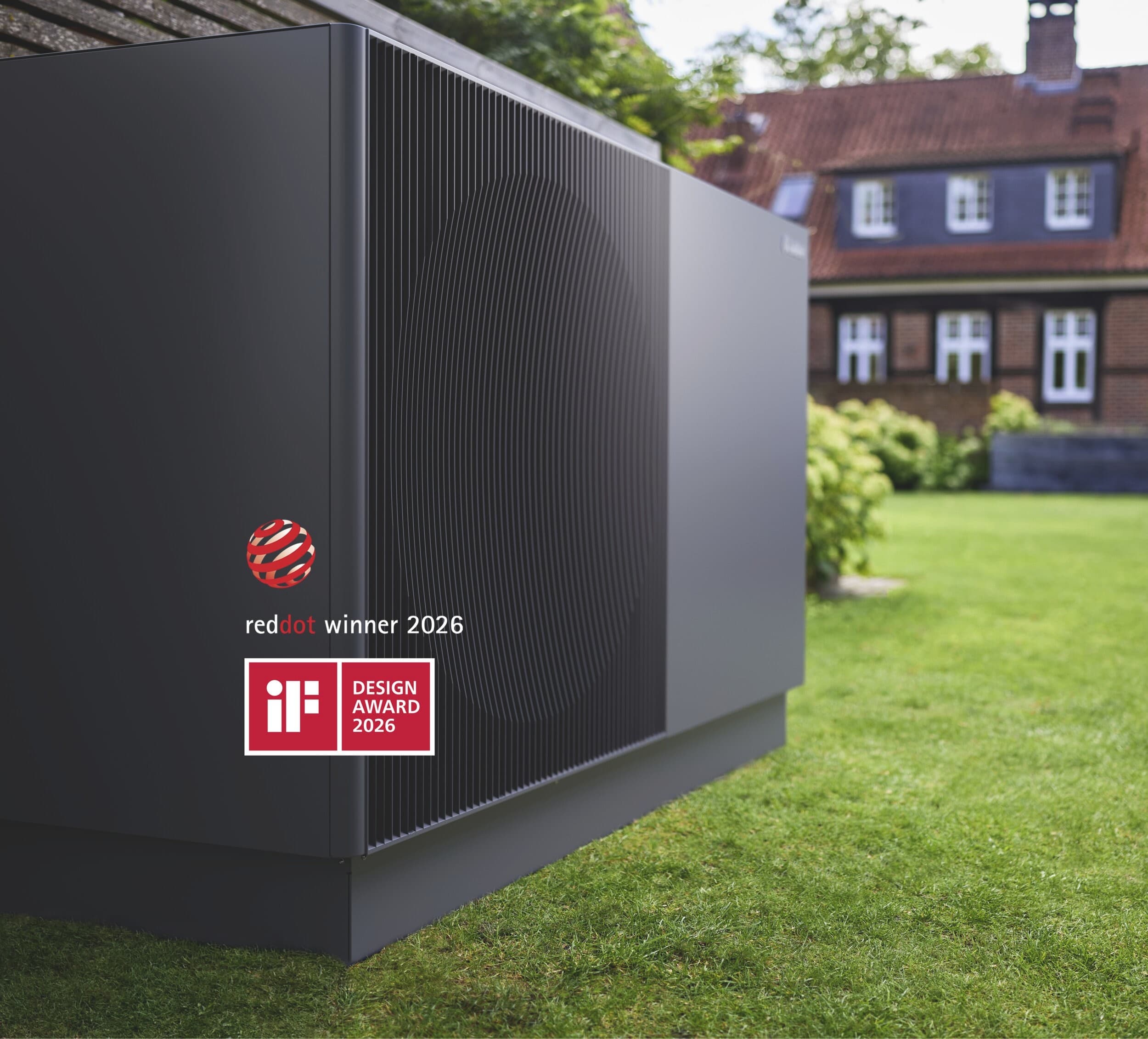 Nærbillede af aroTHERM perform, der står i en have