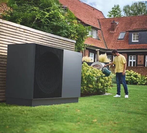 aroTHERM i haven ved et stort hus