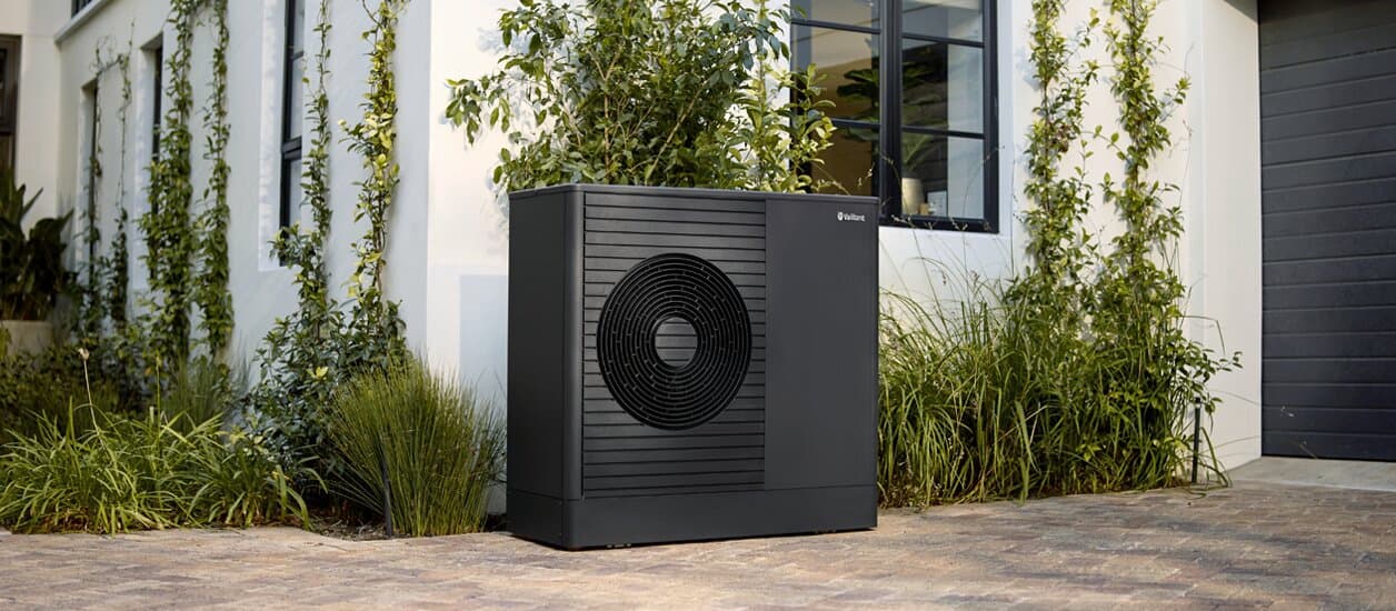 aroTHERM plus placeret foran huset