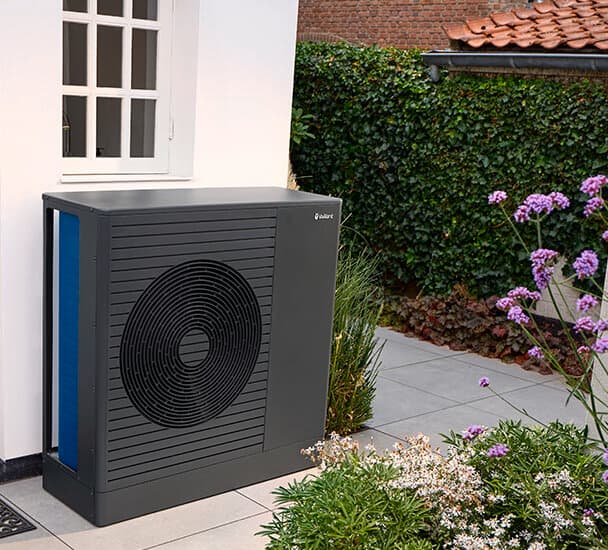 arotherm pro luft-til-vand-varmepumpe under et vindue