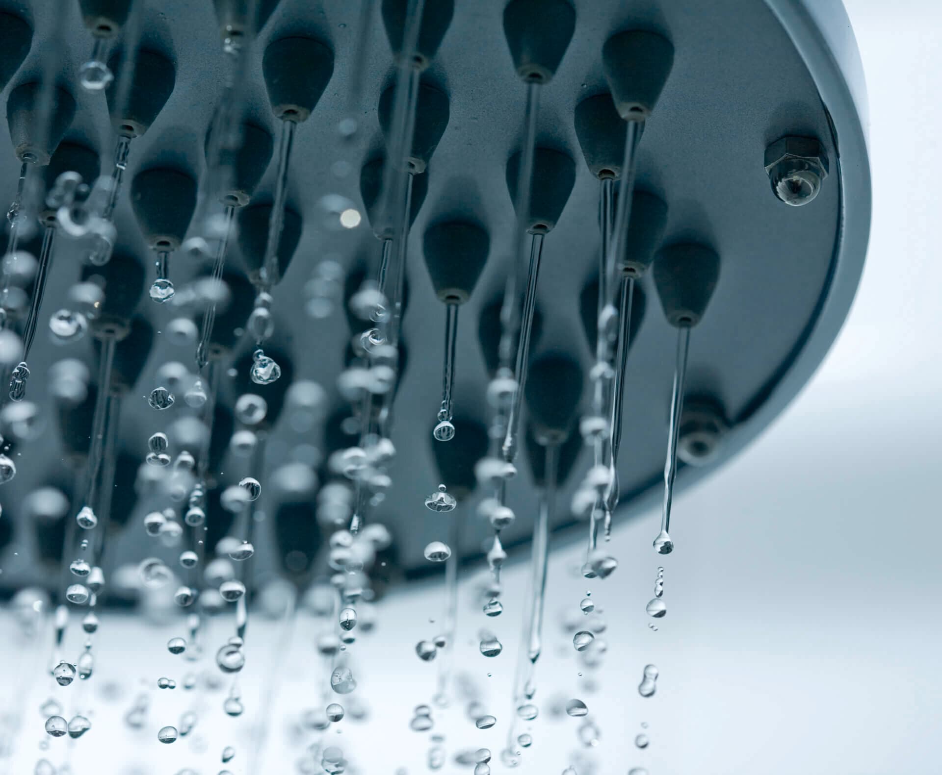 Vand, der drypper ud af et brusehoved