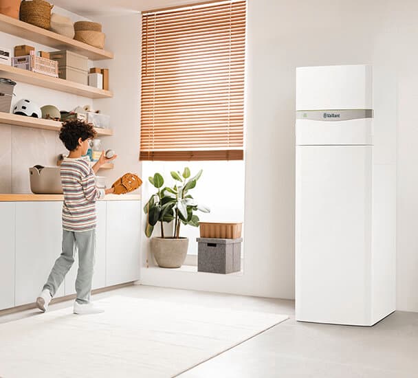 En dreng leger i et bryggers med Vaillant flexoCOMPACT exclusive
