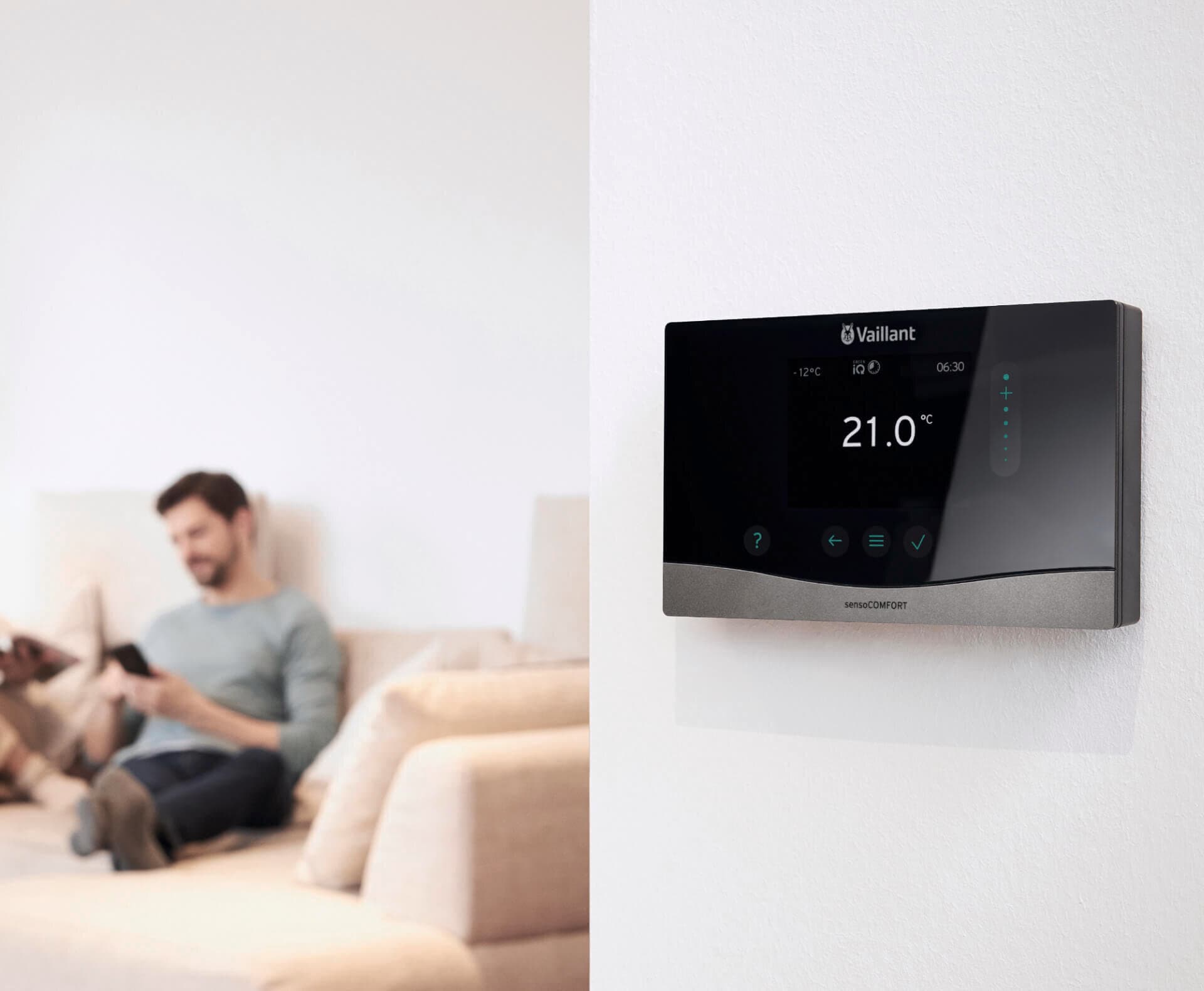 Mand, der sidder på sofaen med sensoCOMFORT foran sig