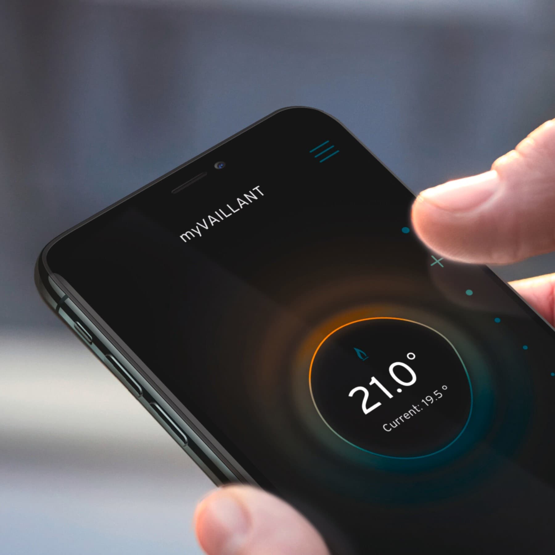 Hånd holder mobiltelefon og viser comfort365 app