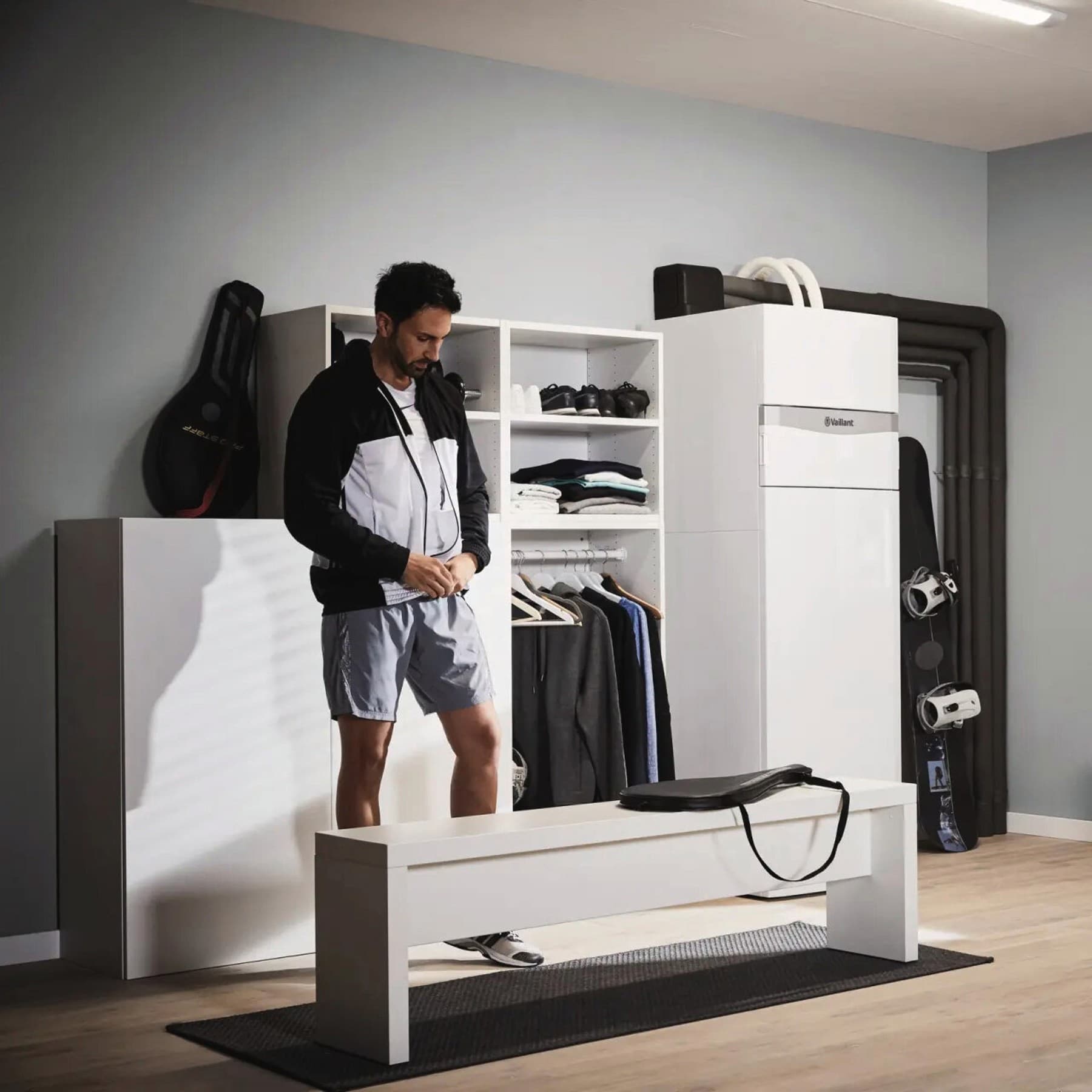 Mand skifter tøj i fitnesscentret