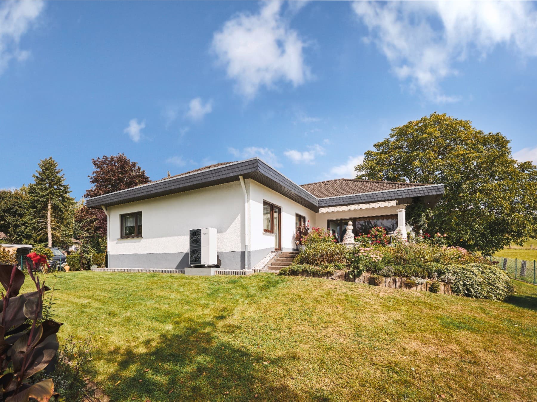 Moderne hus fra midten af århundredet med varmepumpe.