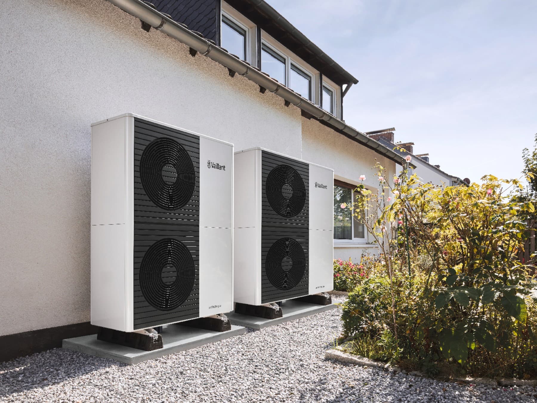 Vaillant-varmepumper foran en moderne bygning