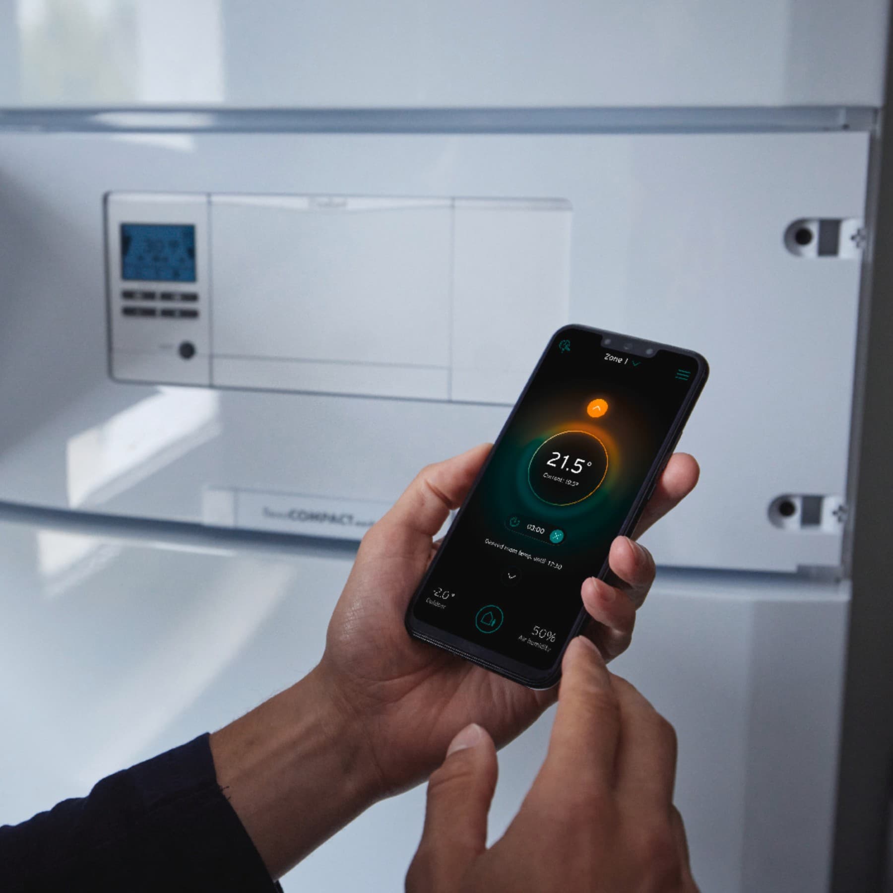 En mand, der indstiller temperaturen på sin telefon