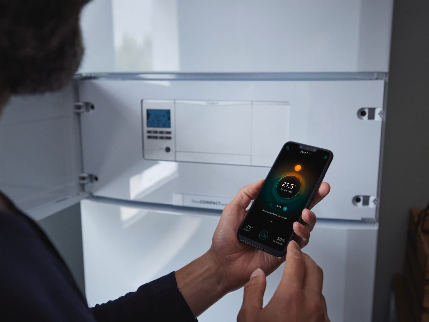 Mand, der bruger en smart kontrol