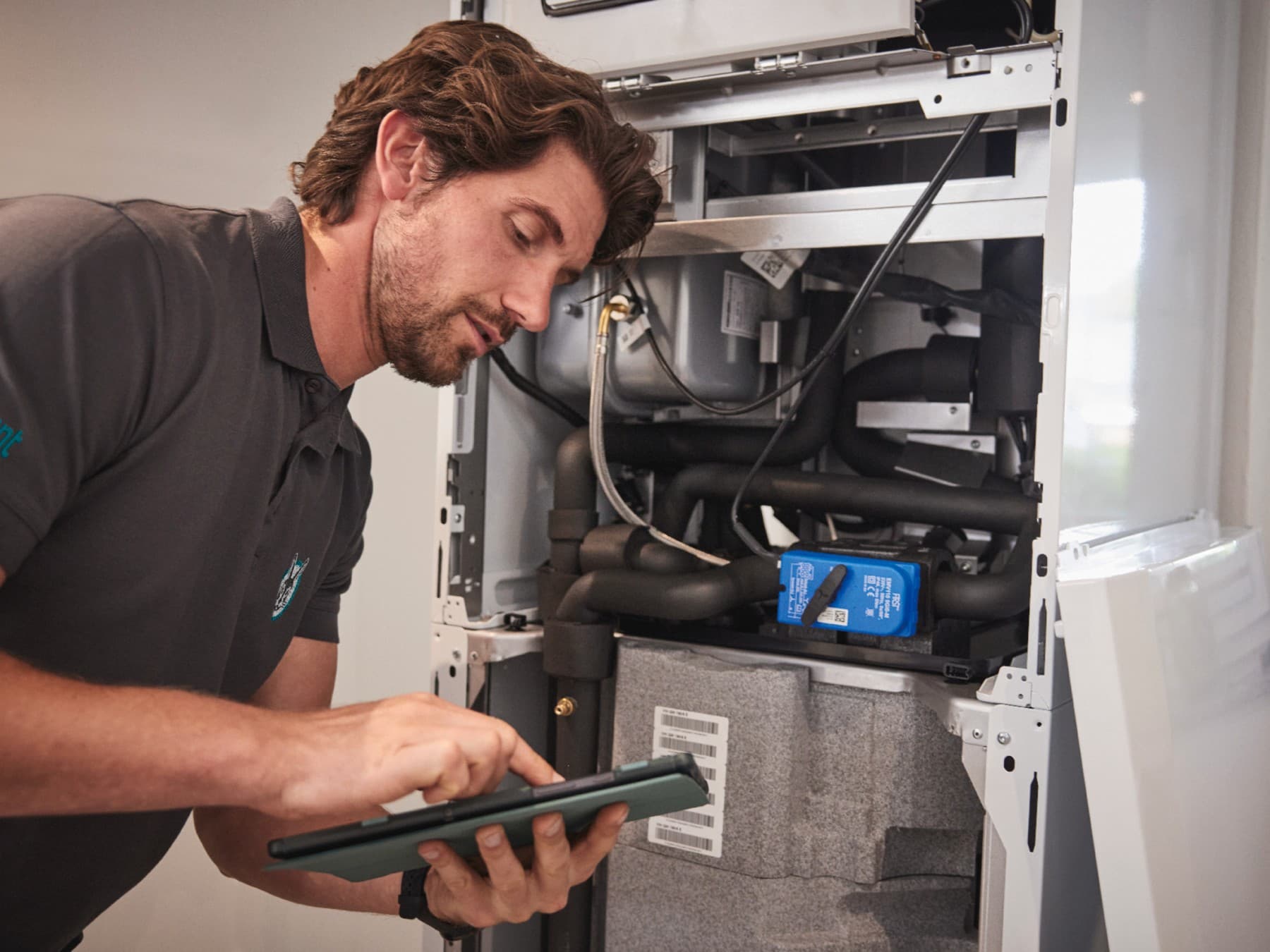 Vaillant-ingeniør servicerer en ecoTEC plus-kedel