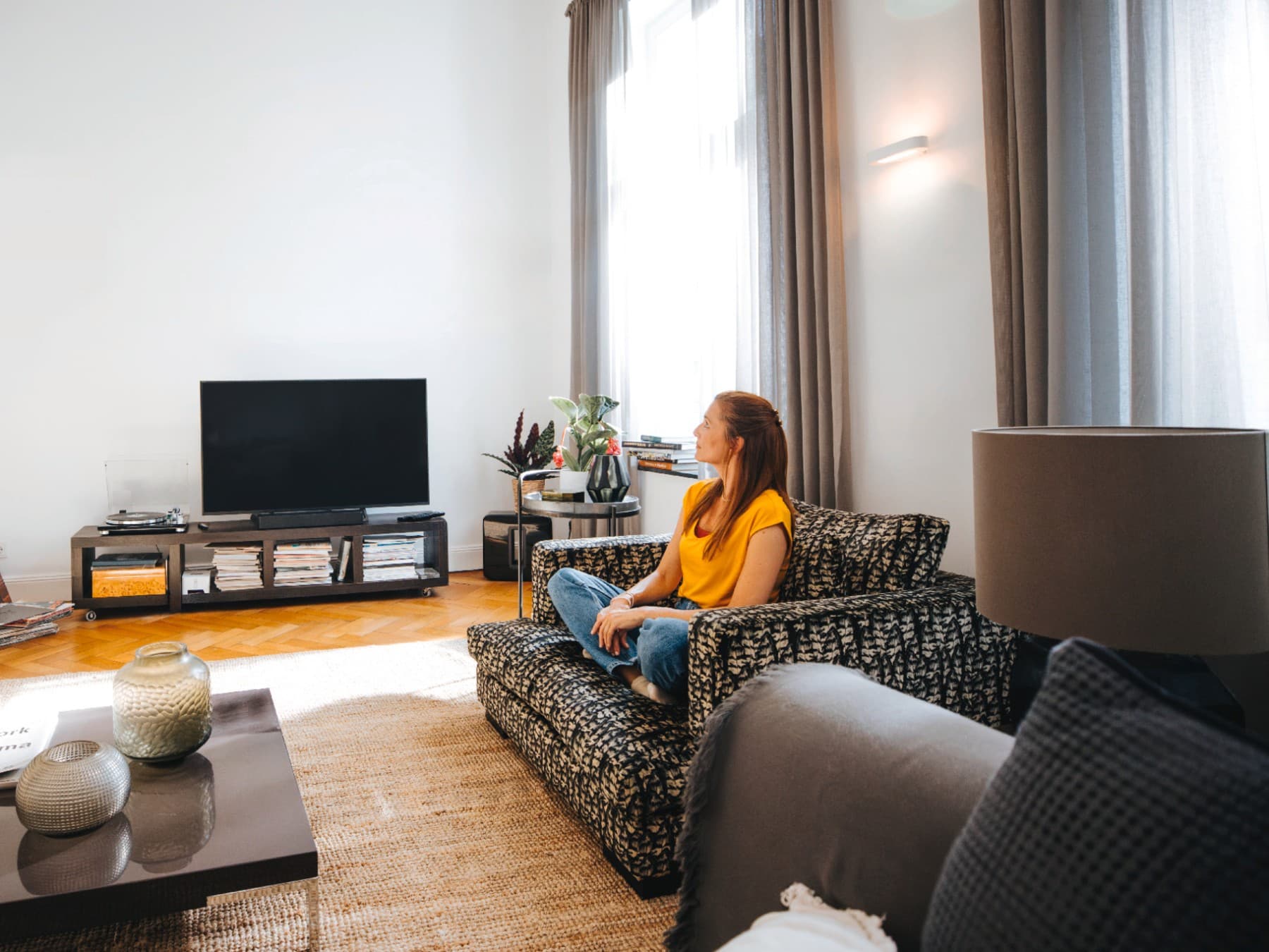 Kvinde i en lejlighed på en sofa