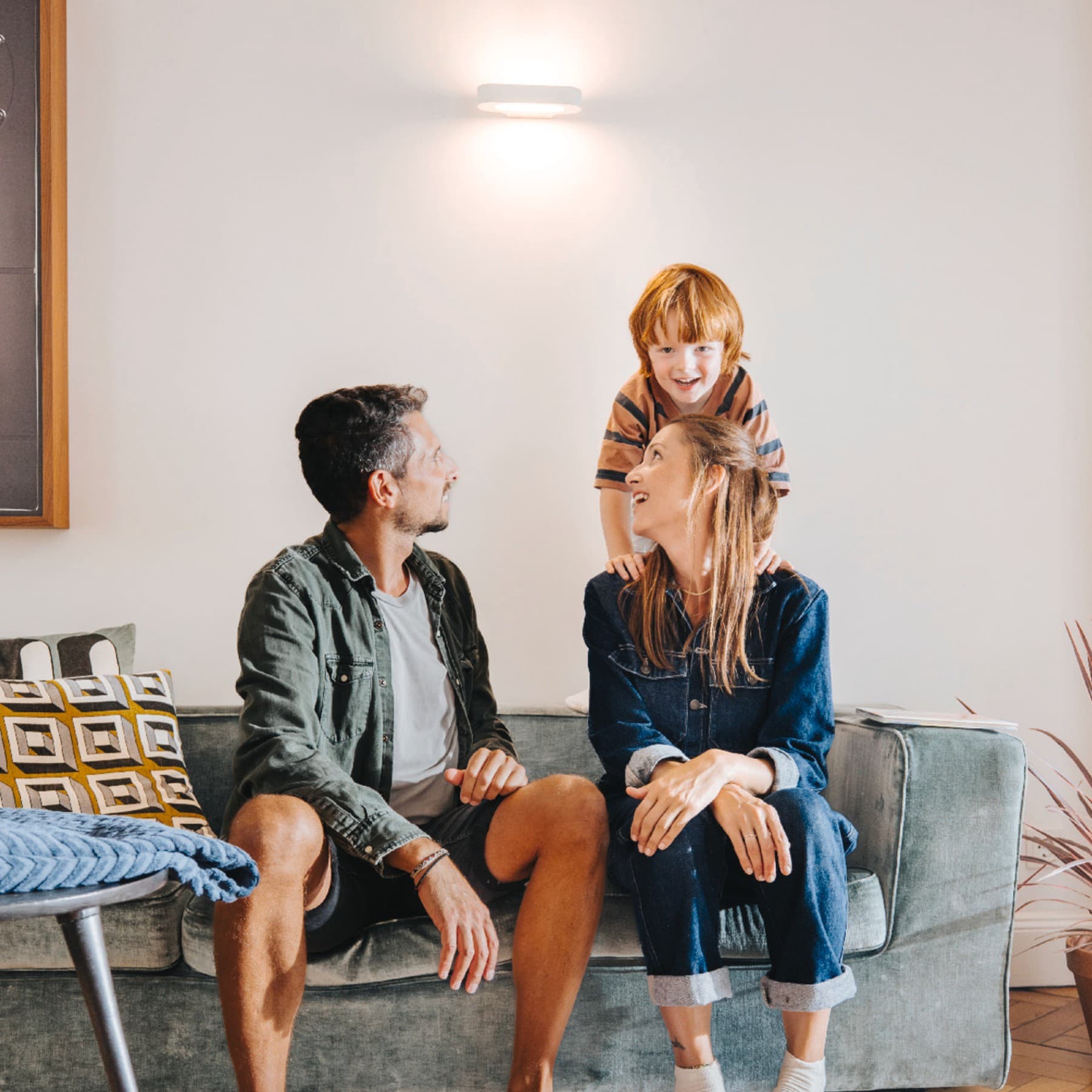 En familie på en sofa