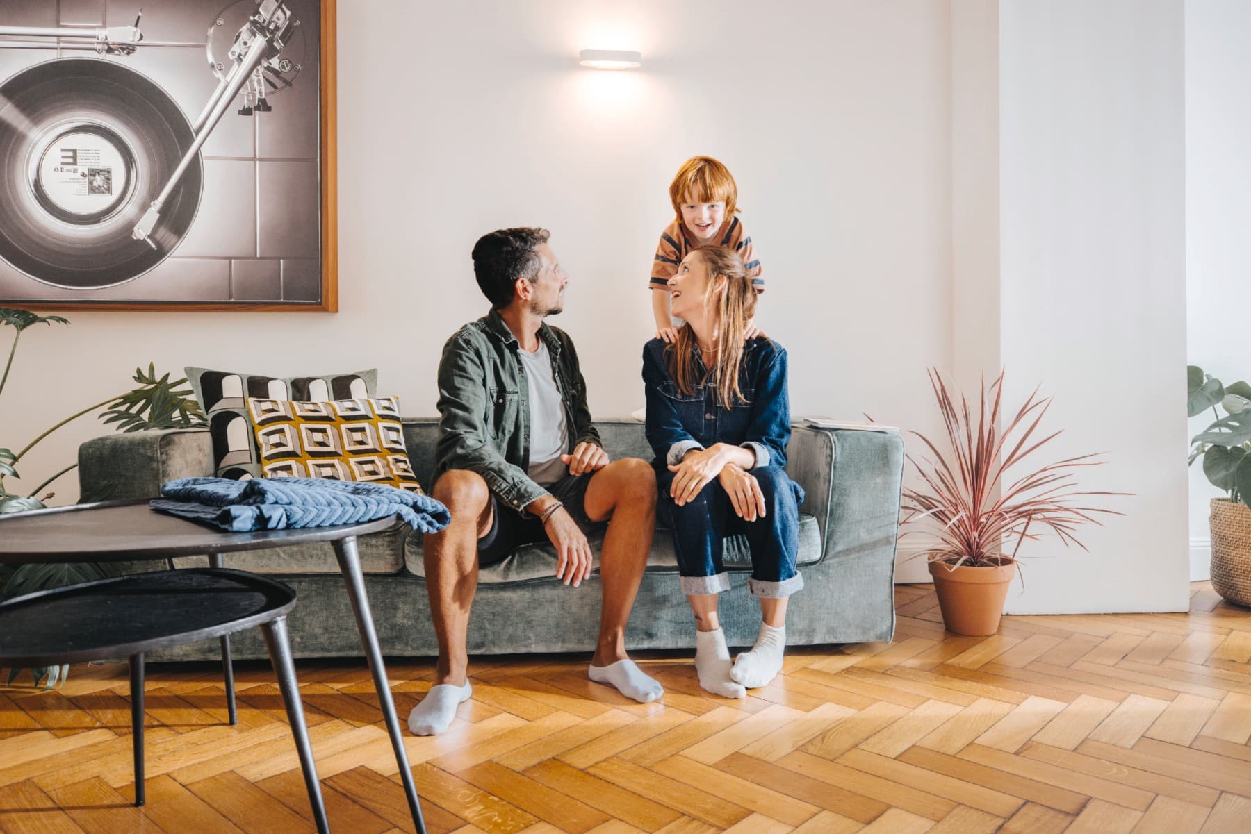 En familie sidder på en sofa