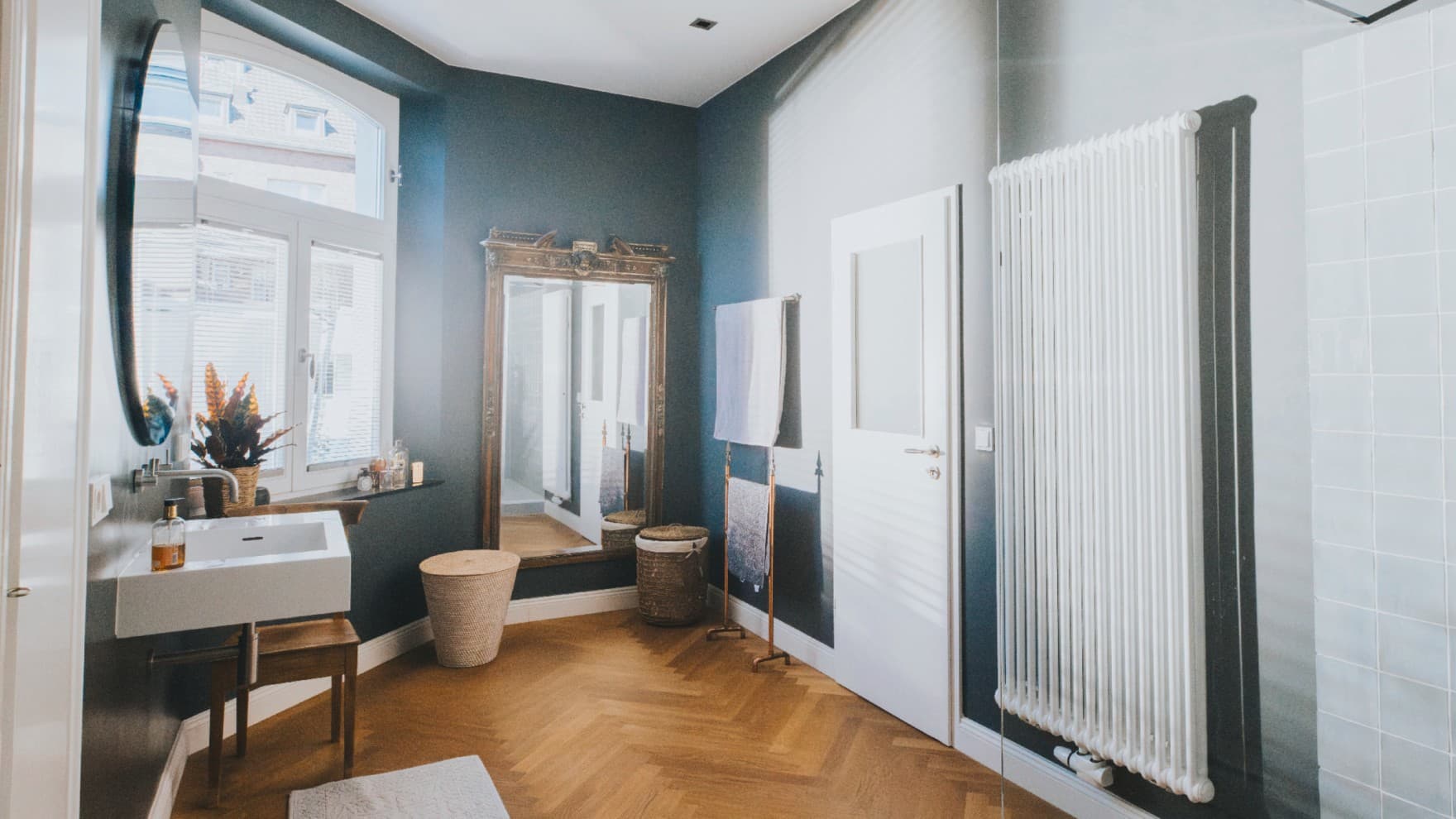 Badeværelse med traditionel radiator