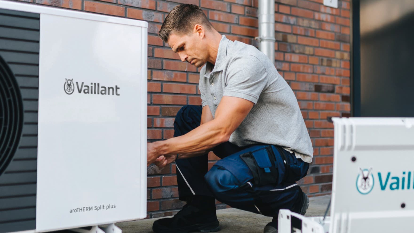Installatør, der installerer en Vaillant-varmepumpe.