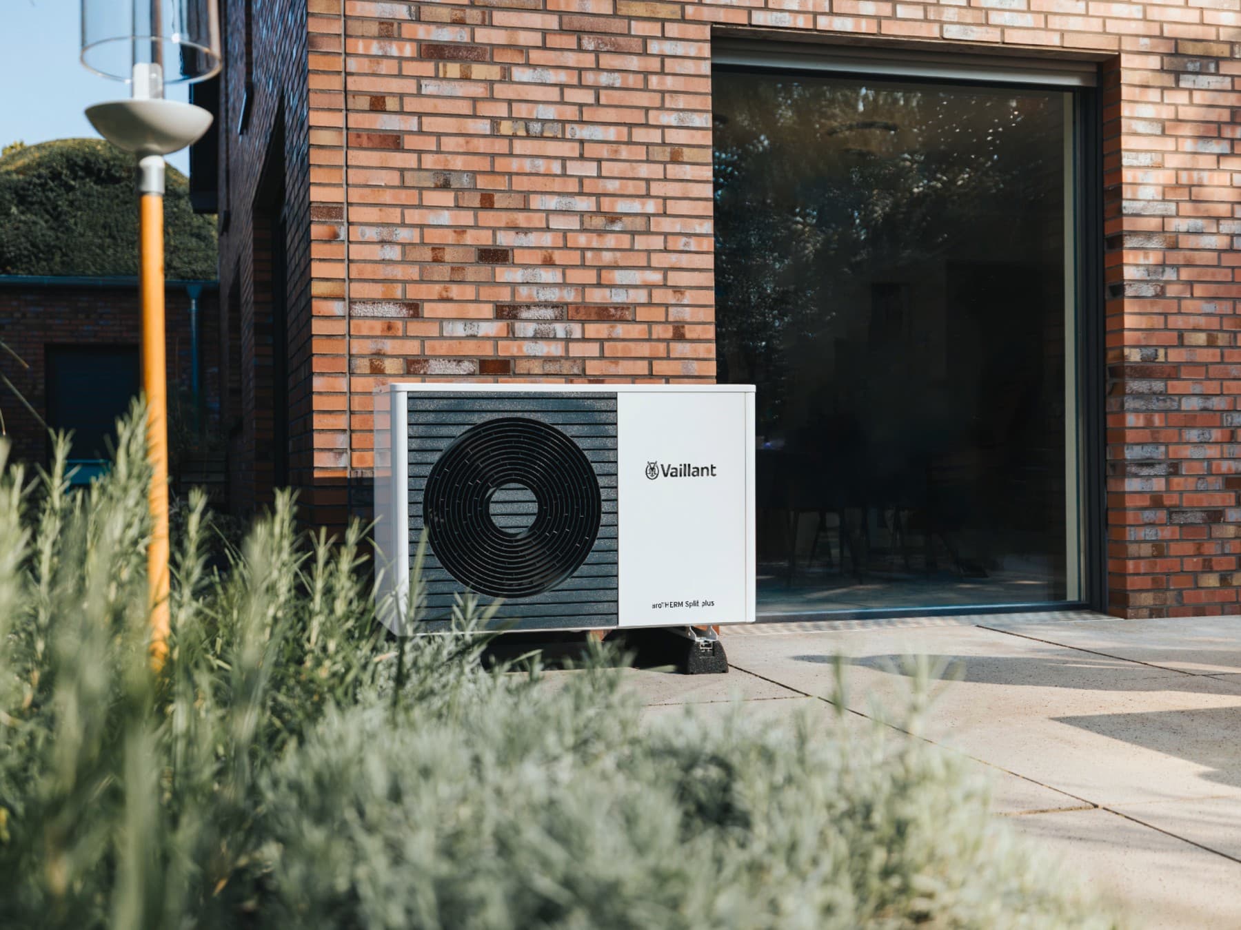 En Vaillant-varmepumpe foran en moderne bygning