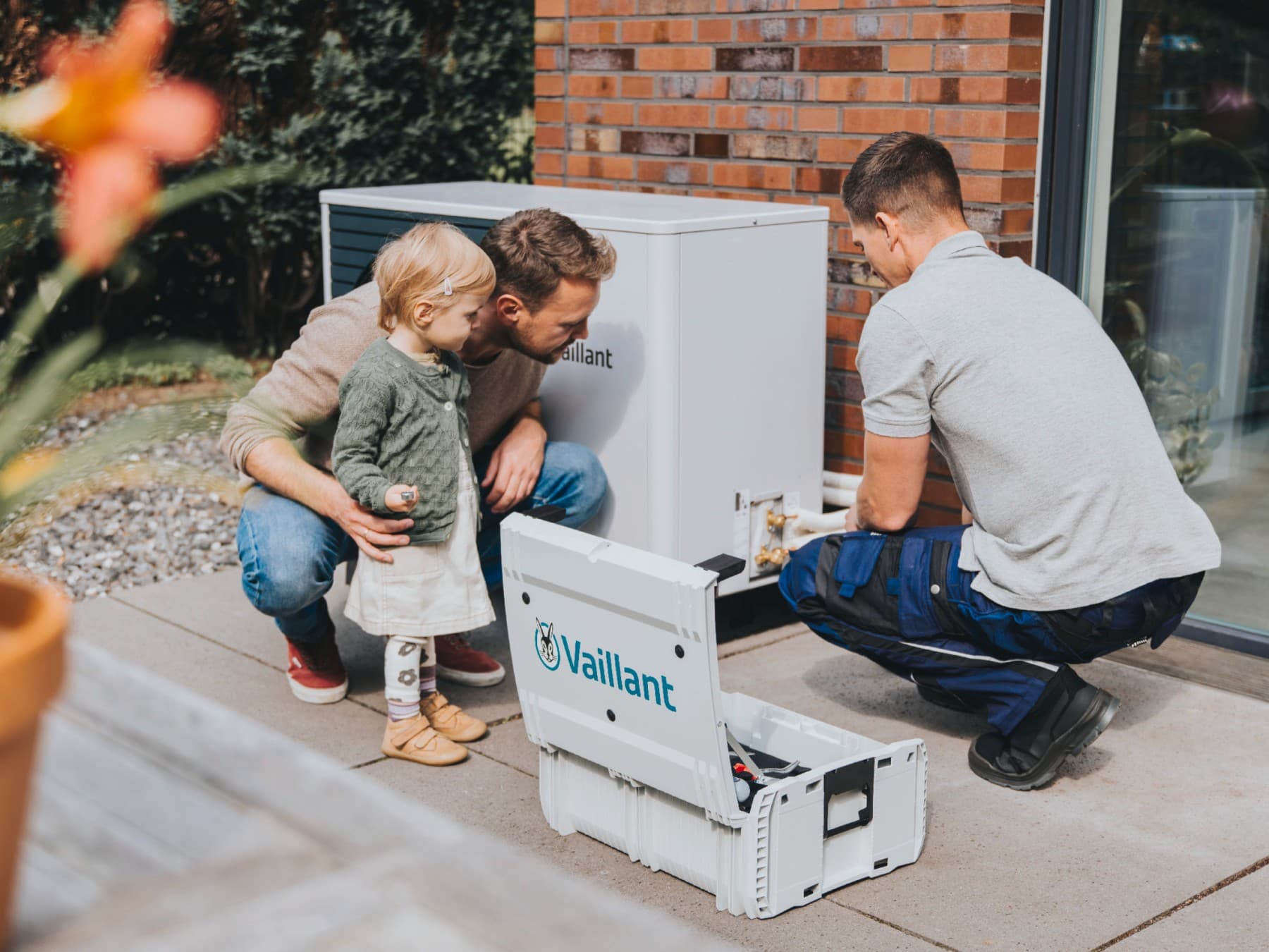 Installatør, der reparerer varmepumpe