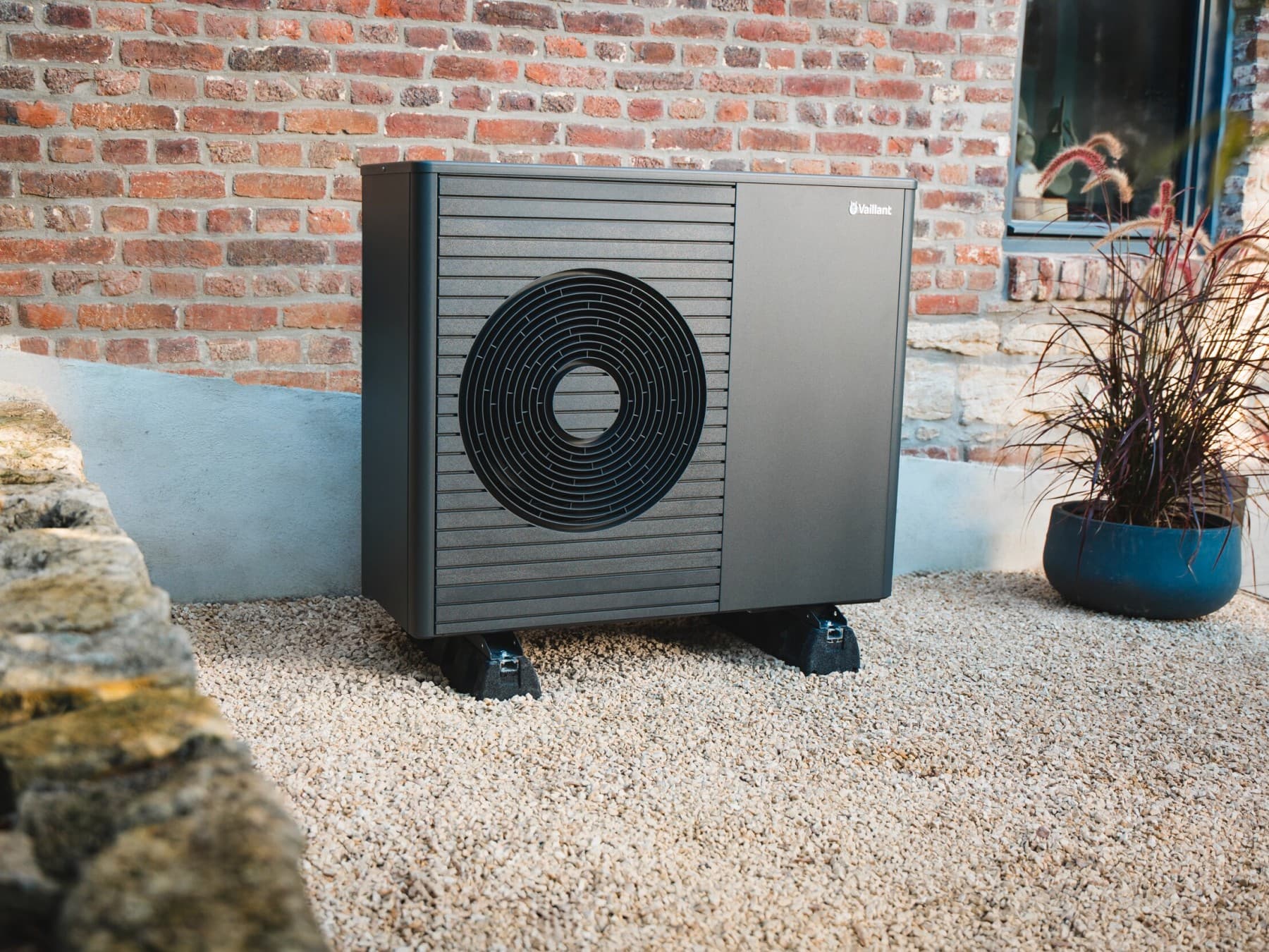 aroTHERM plus varmepumpe udendørsenhed.
