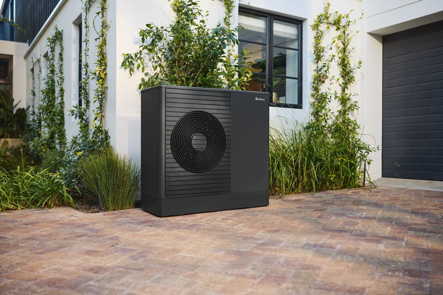 aroTHERM plus tæt på et vindue